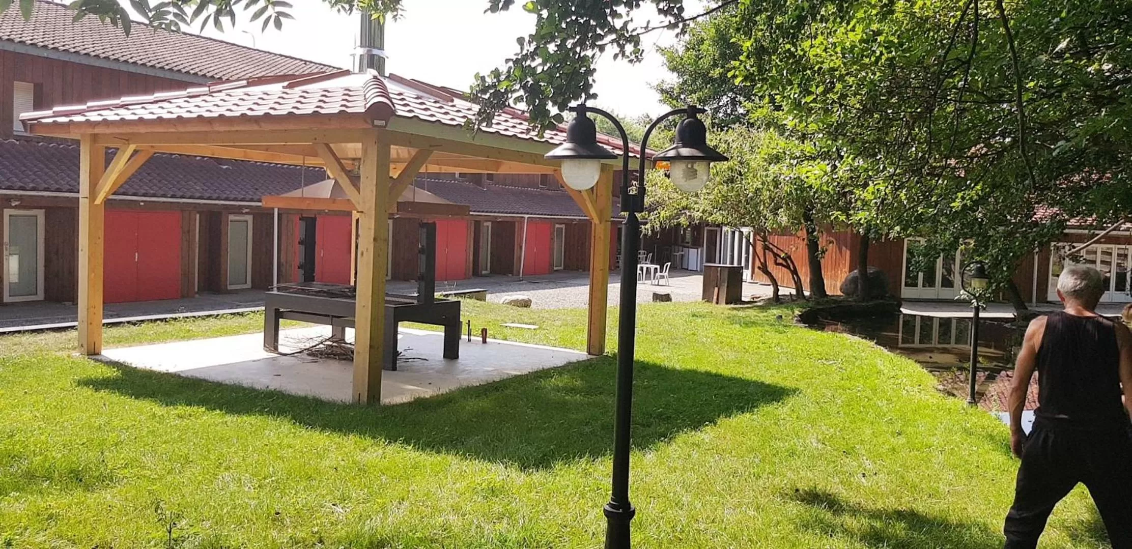 BBQ facilities in Hôtel Eco Logis Espace Bellevue