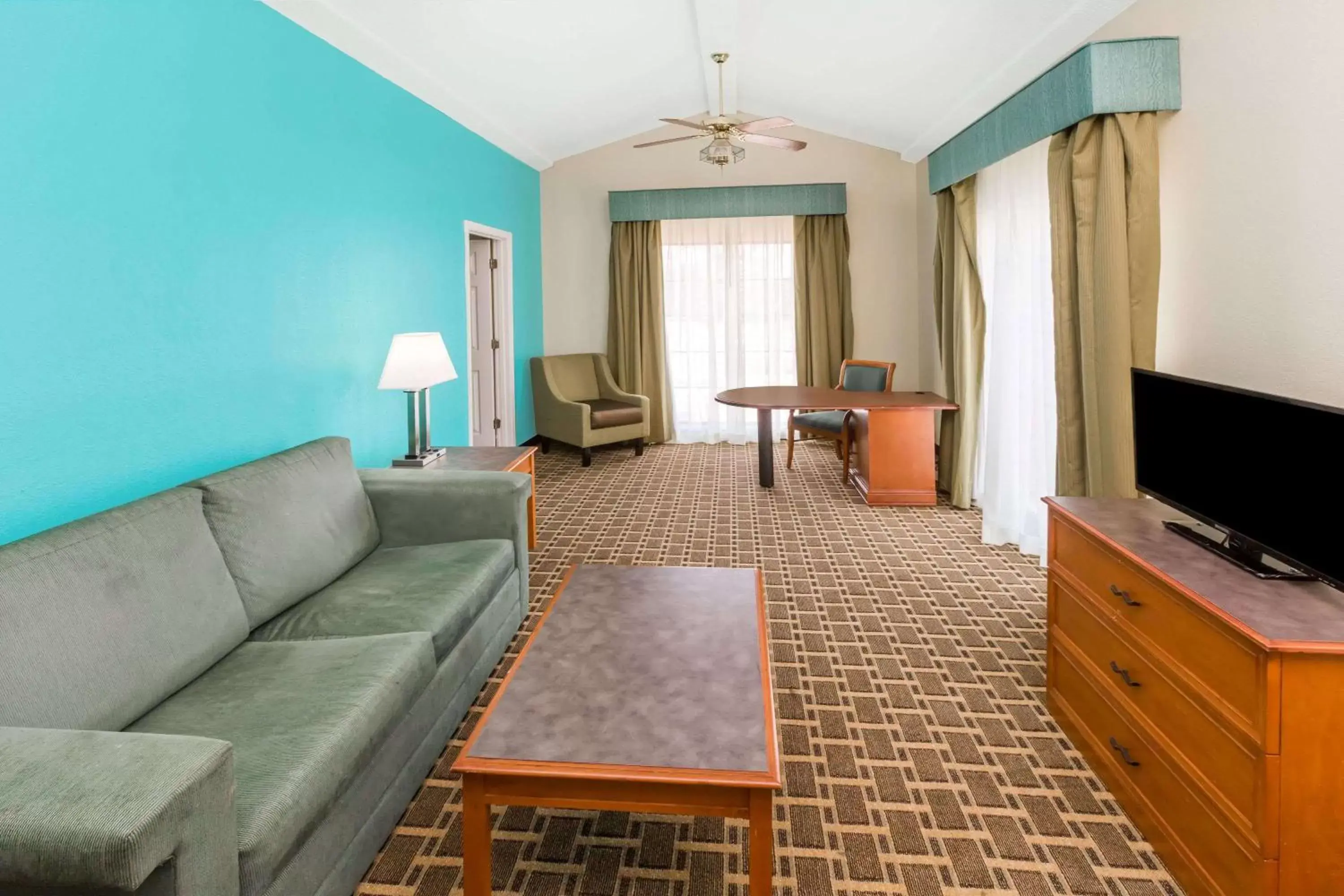 Photo of the whole room, Seating Area in Days Inn by Wyndham Little Rock/Medical Center