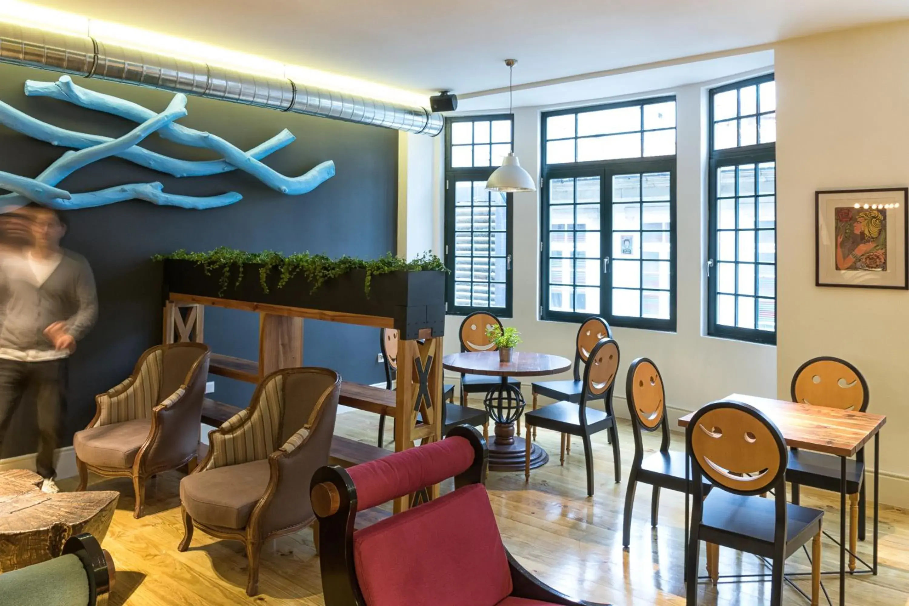 Communal lounge/ TV room, Restaurant/Places to Eat in Nice Way Porto Hostel