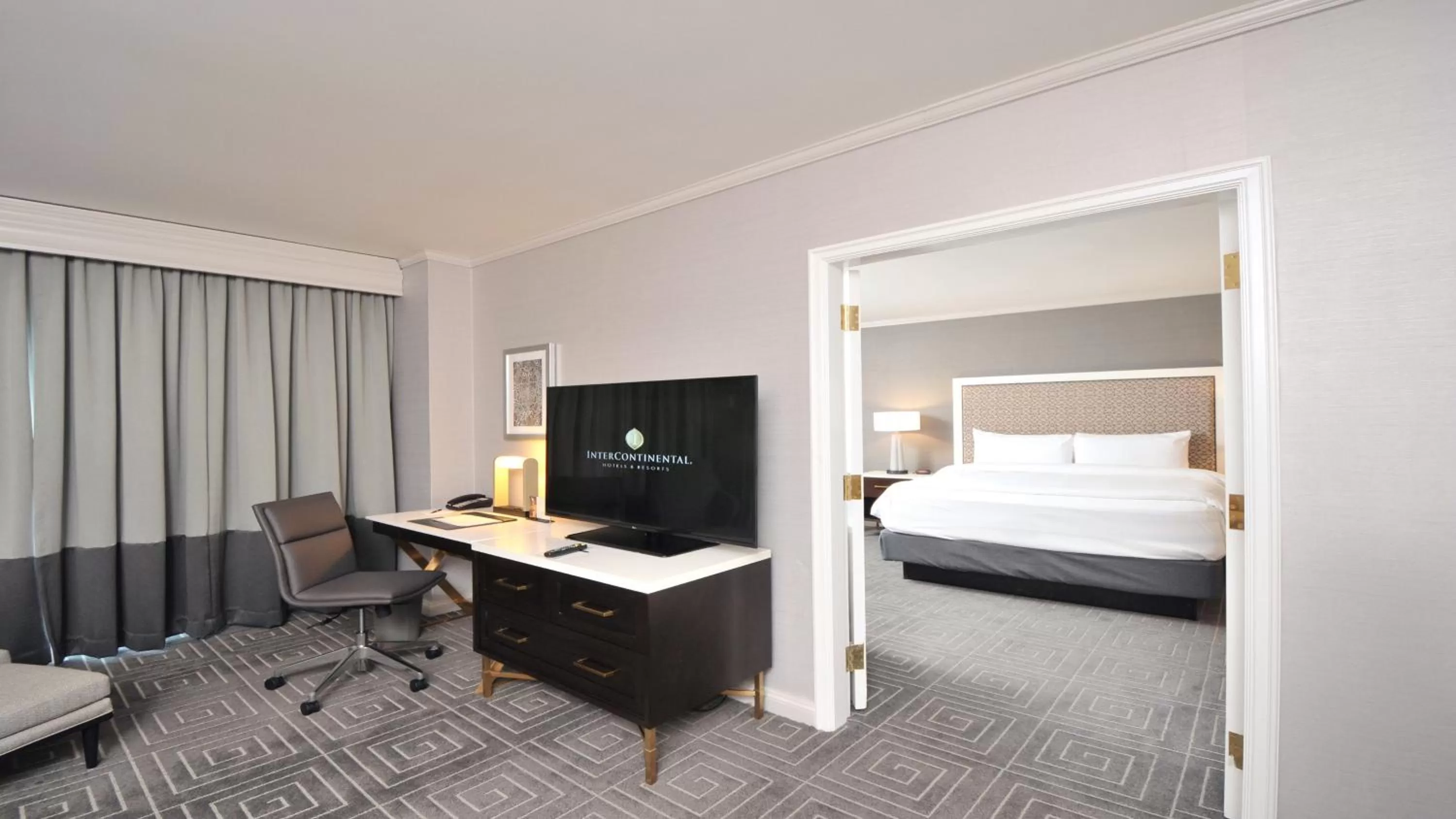 Photo of the whole room, Bed in InterContinental Kansas City at the Plaza by IHG
