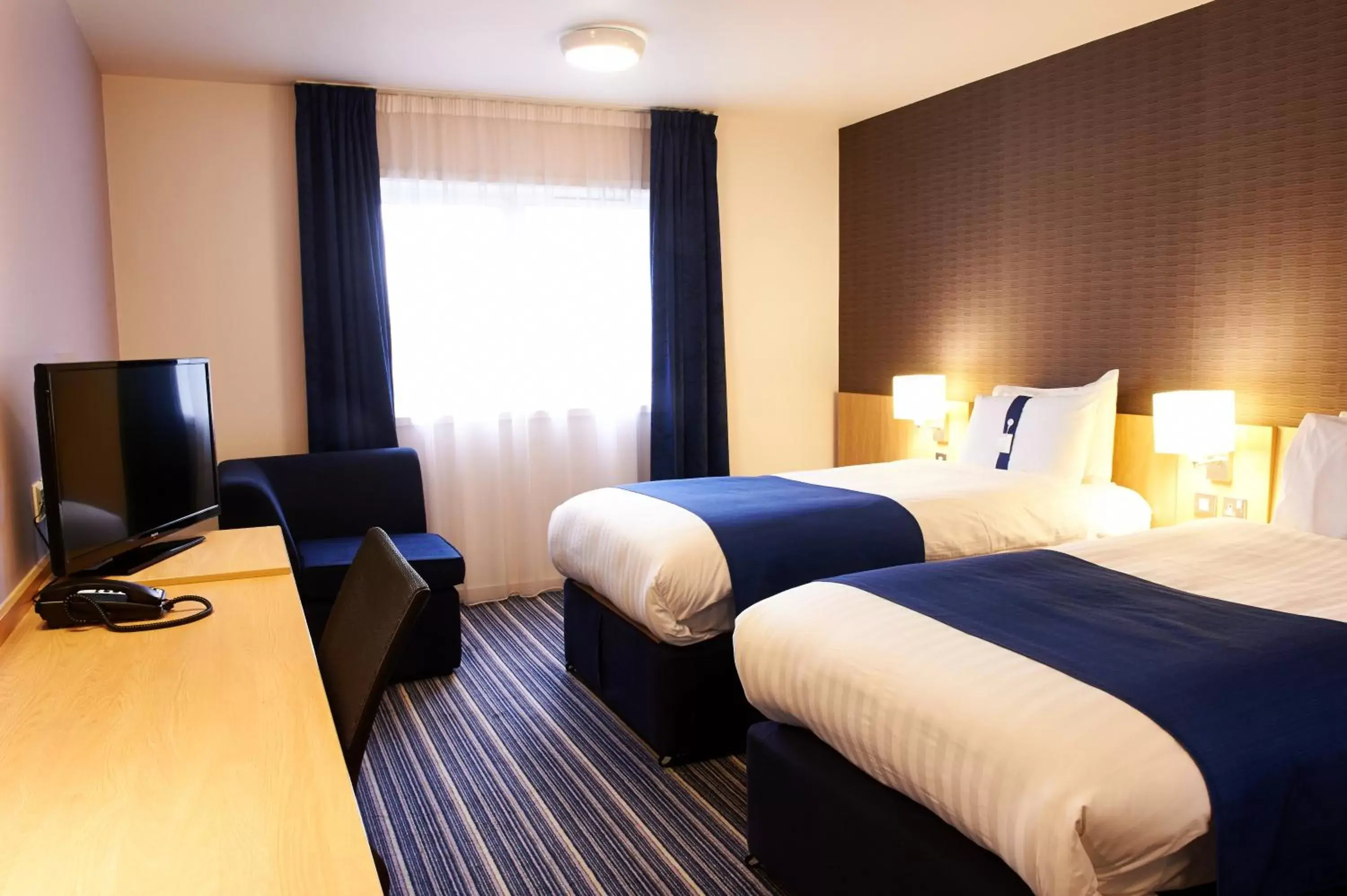 Photo of the whole room, Bed in Holiday Inn Express Manchester Airport, an IHG Hotel