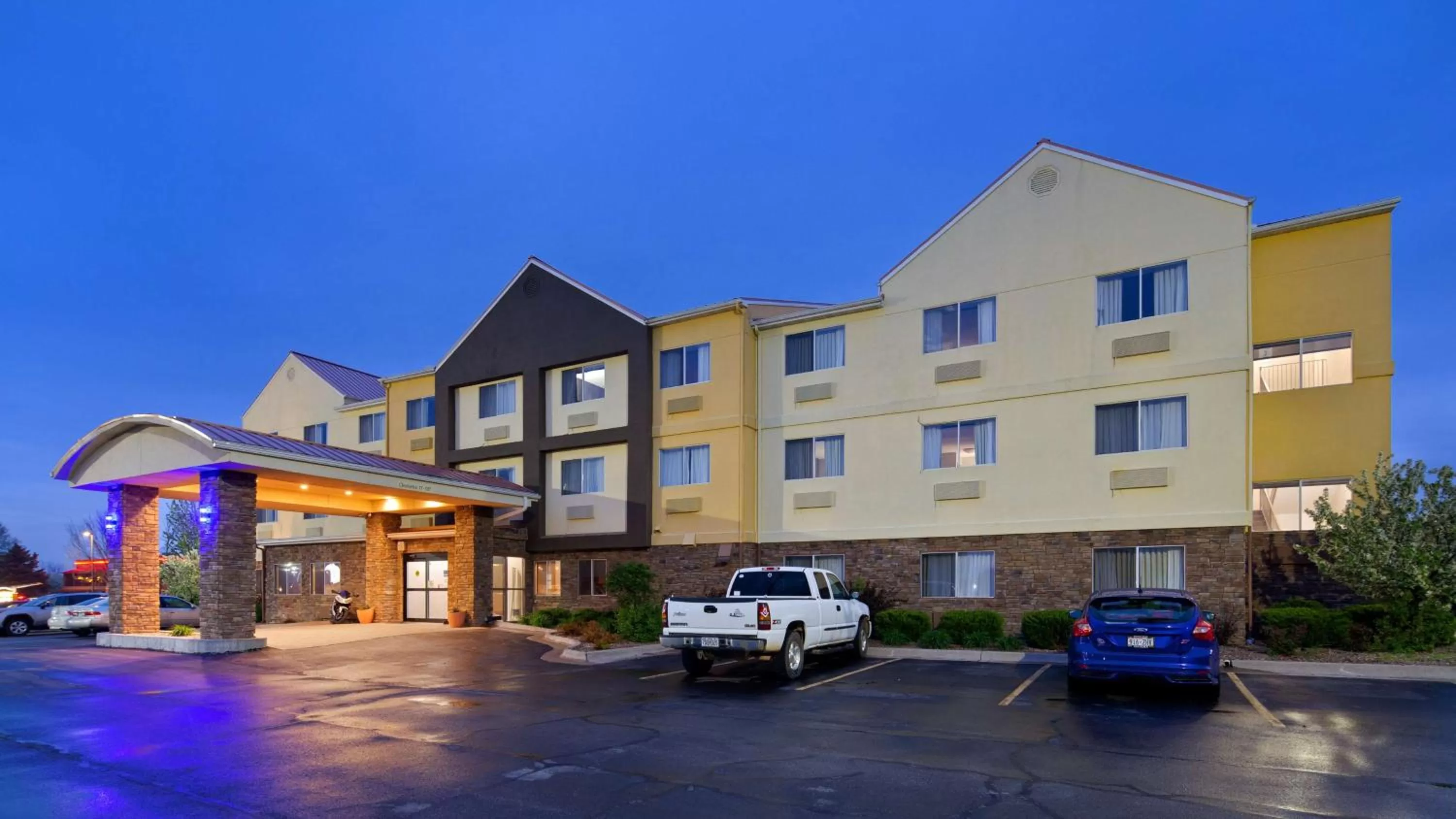 Property building in Best Western Muscatine - Pearl City Hotel