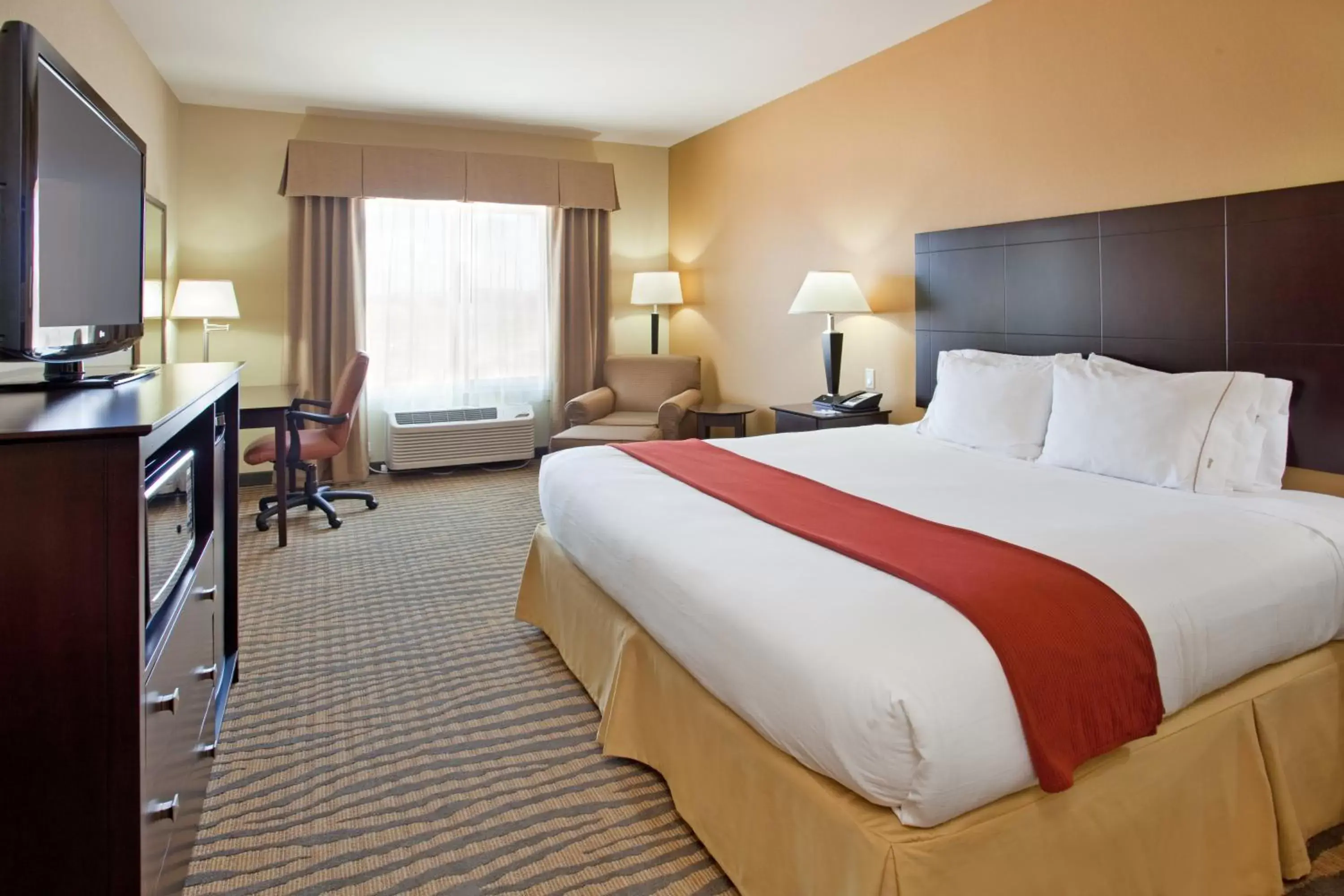 Photo of the whole room, Bed in Holiday Inn Express & Suites Gallup East, an IHG Hotel