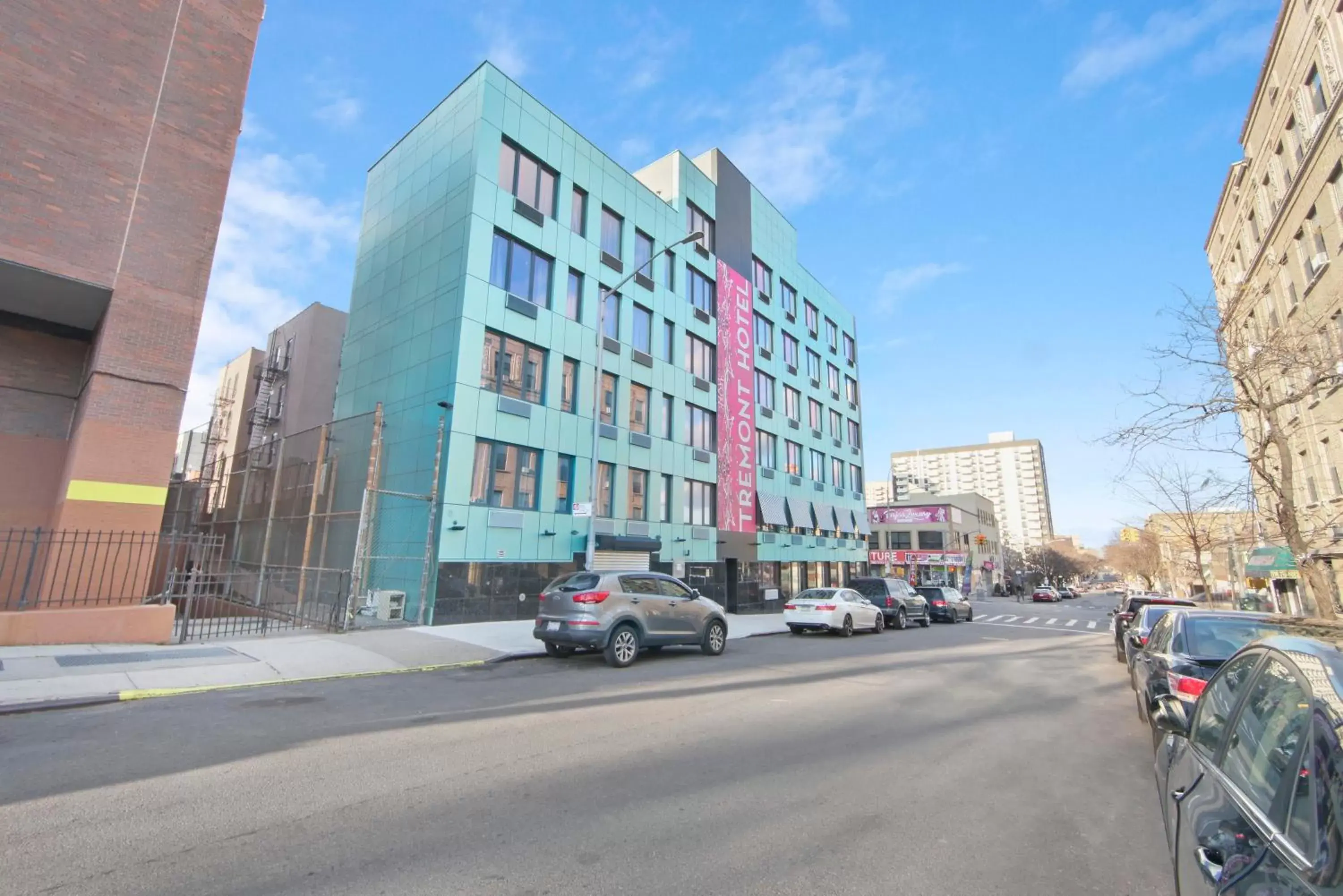 Property building in Hotel TREMONT Bronx Yankee Stadium