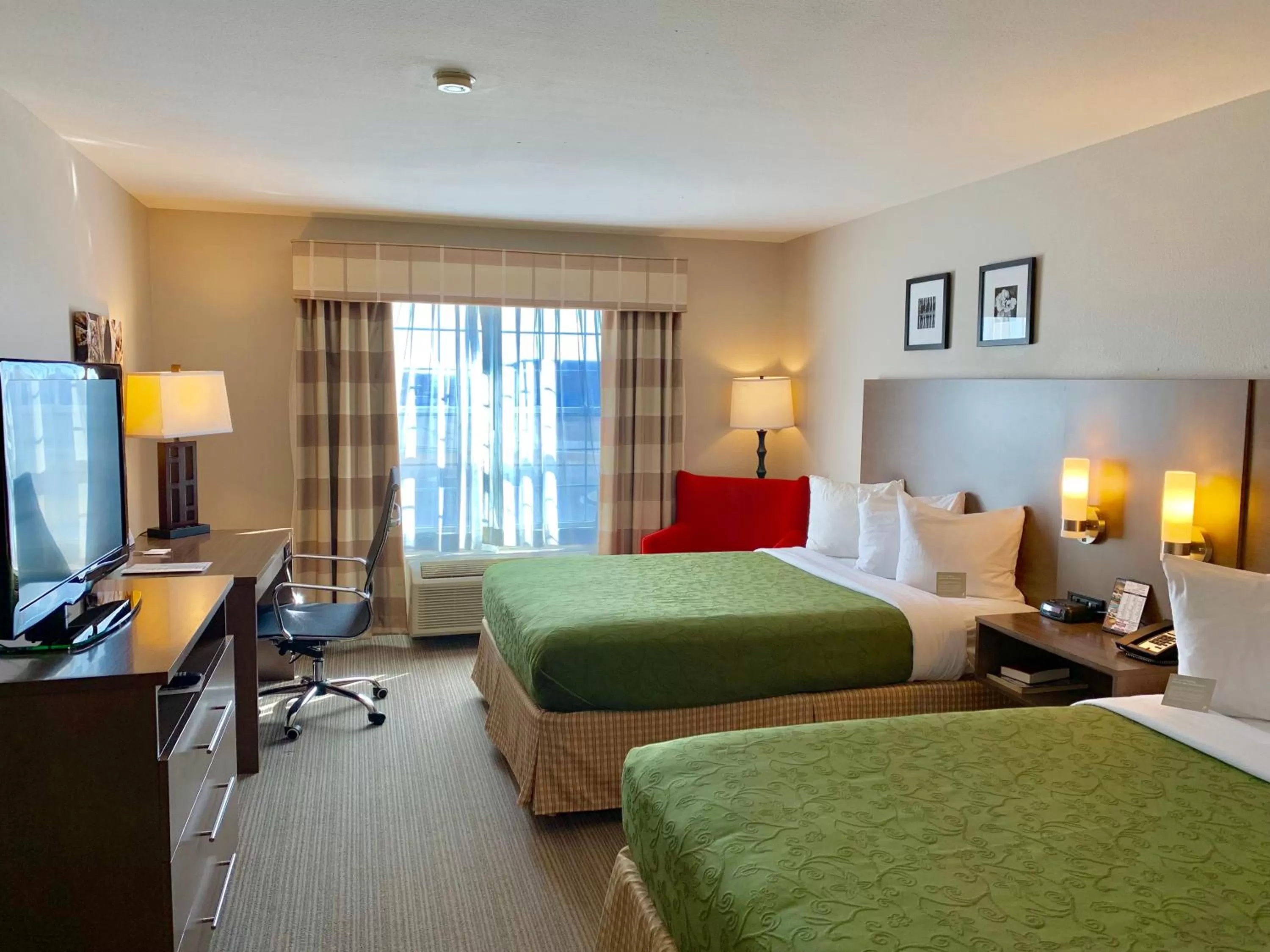 Photo of the whole room, Bed in Country Inn & Suites by Radisson Kenosha - Pleasant Prairie
