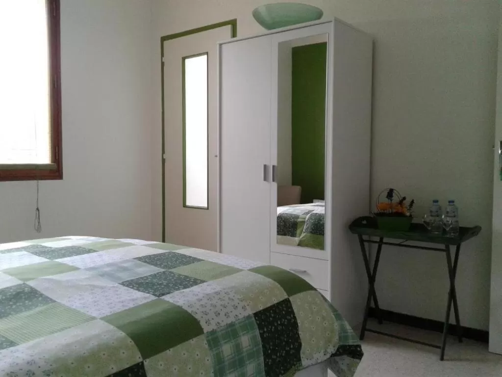 wardrobe, Bed in Bnb Castellane