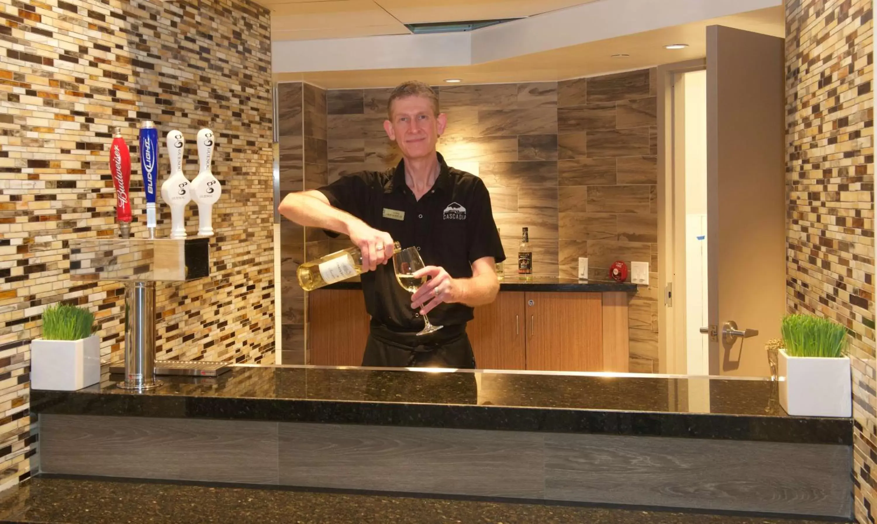 Lounge or bar, Lobby/Reception in Embassy Suites by Hilton Portland Washington Square