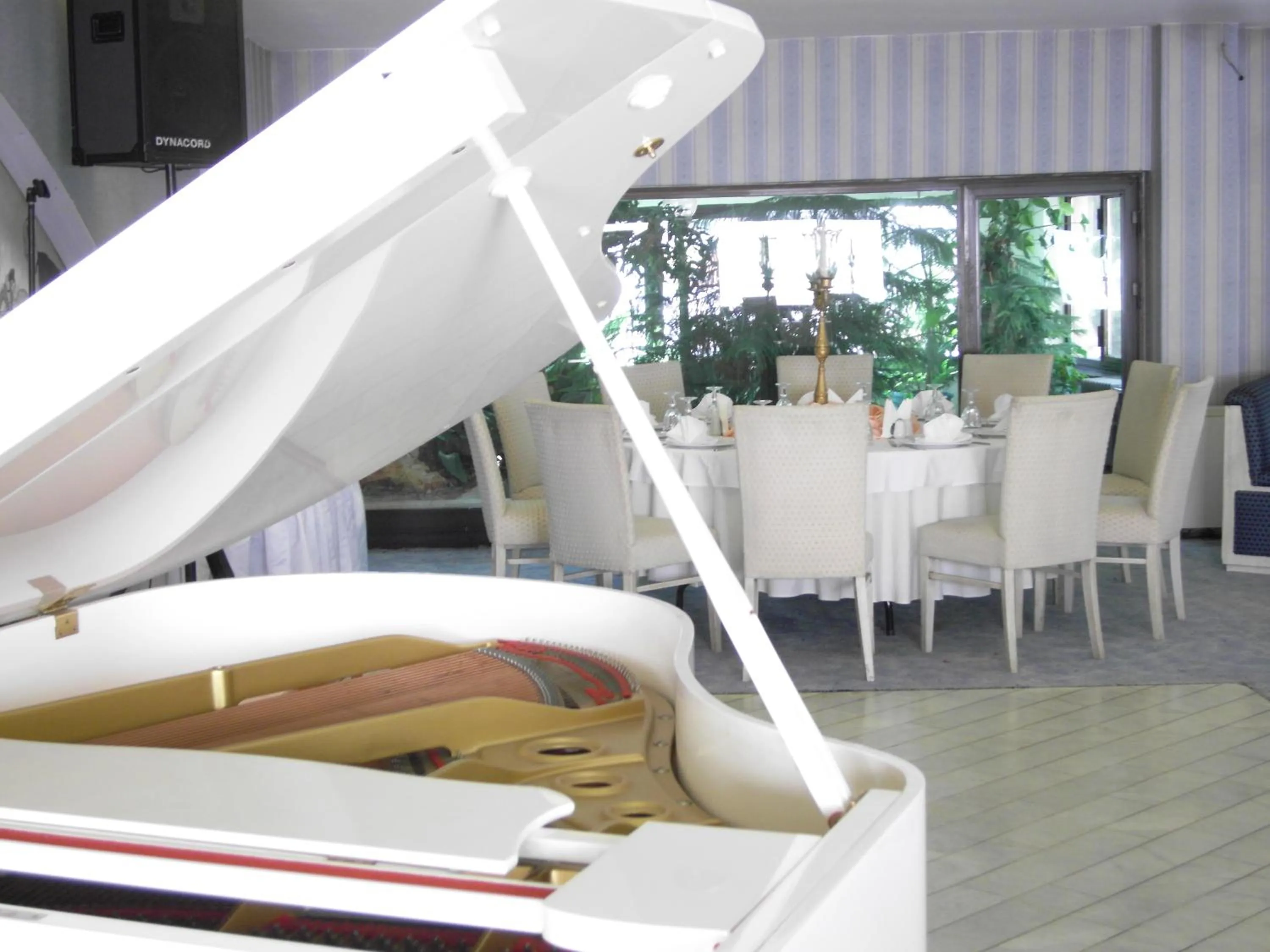 Restaurant/places to eat in Hotel Best