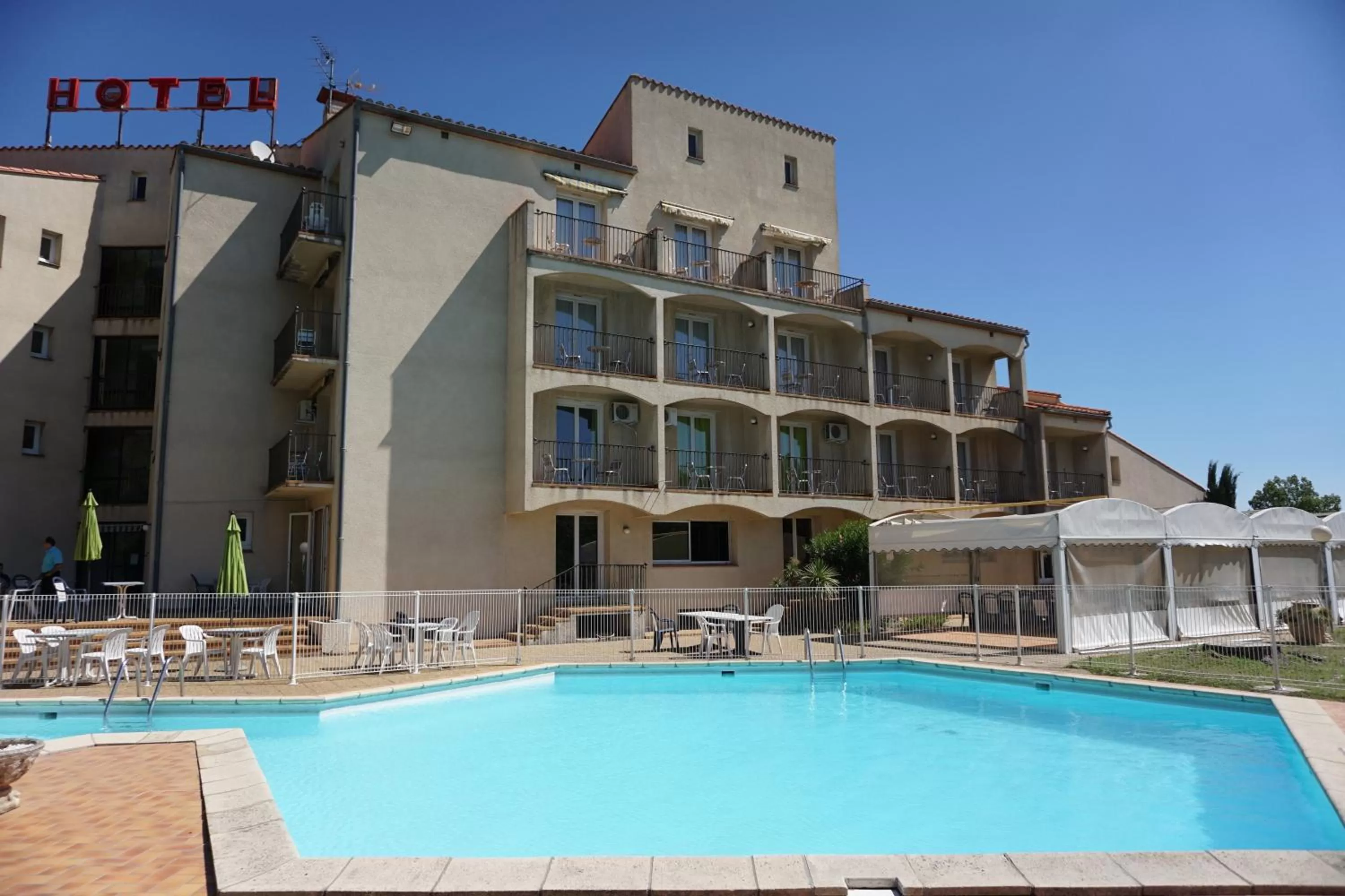 Swimming pool in Le Neoulous