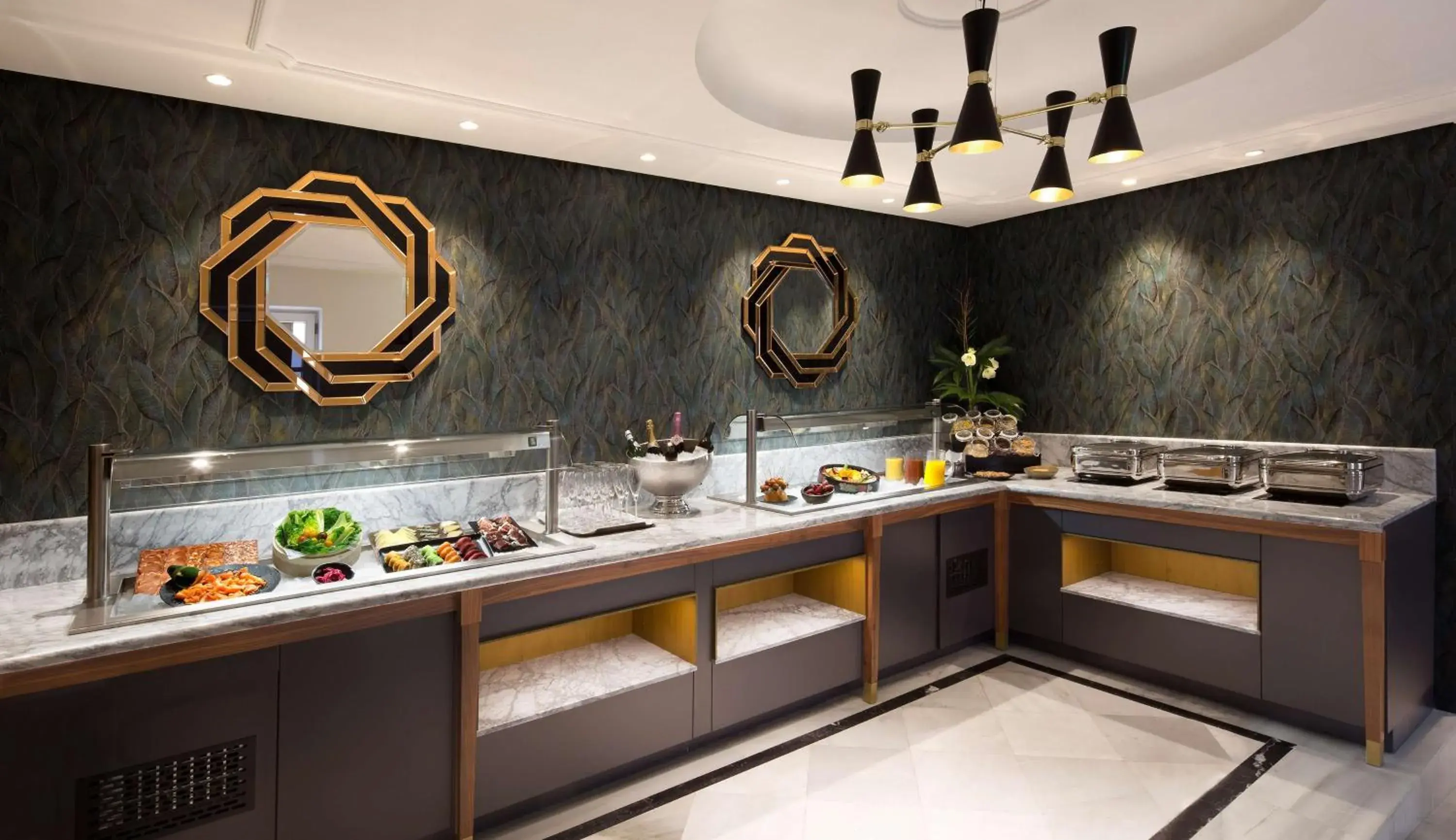 Dining area, Kitchen/Kitchenette in DoubleTree by Hilton Madrid-Prado