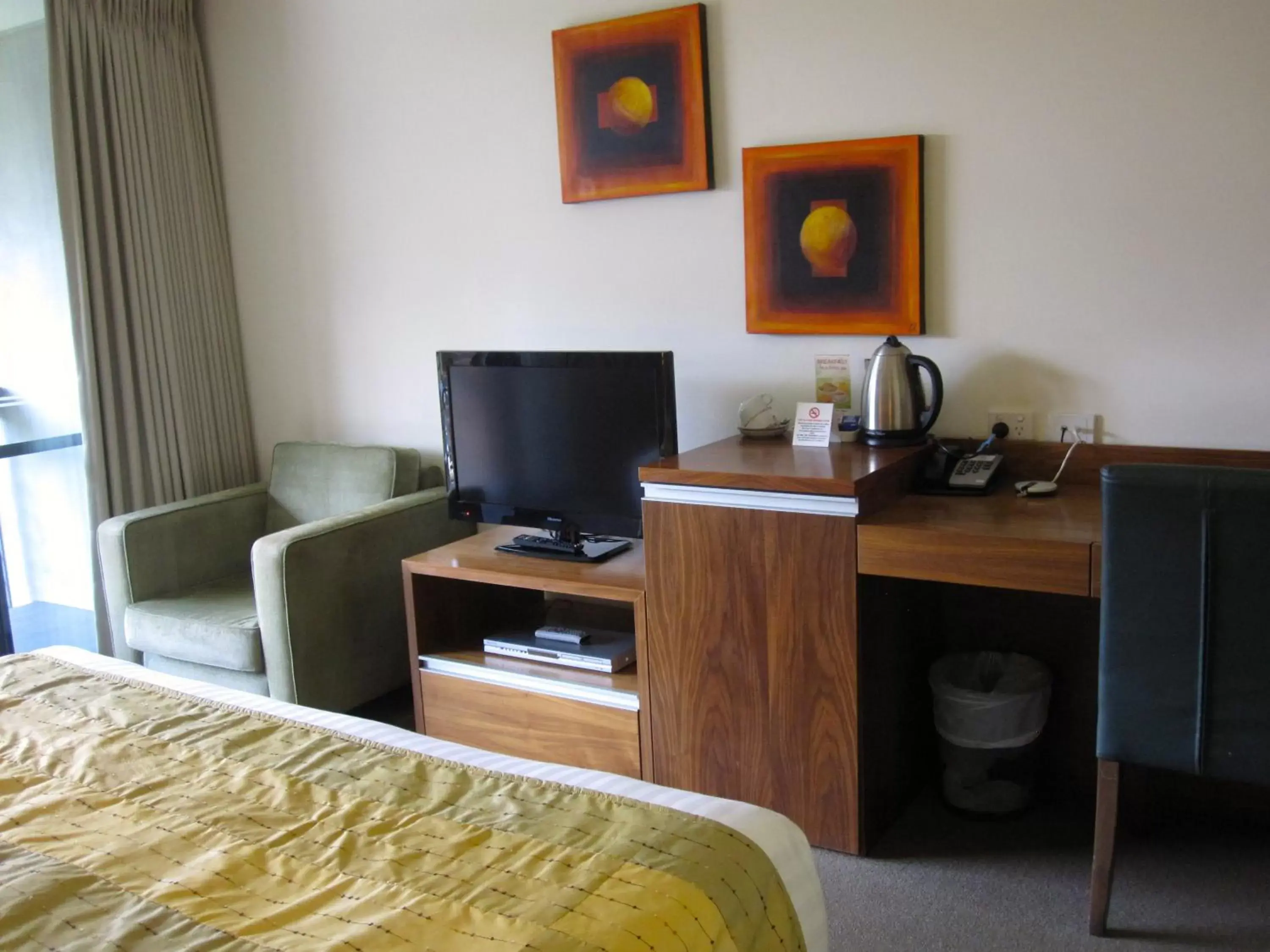 Kitchen or kitchenette, TV/Entertainment Center in Darby Park Serviced Residences