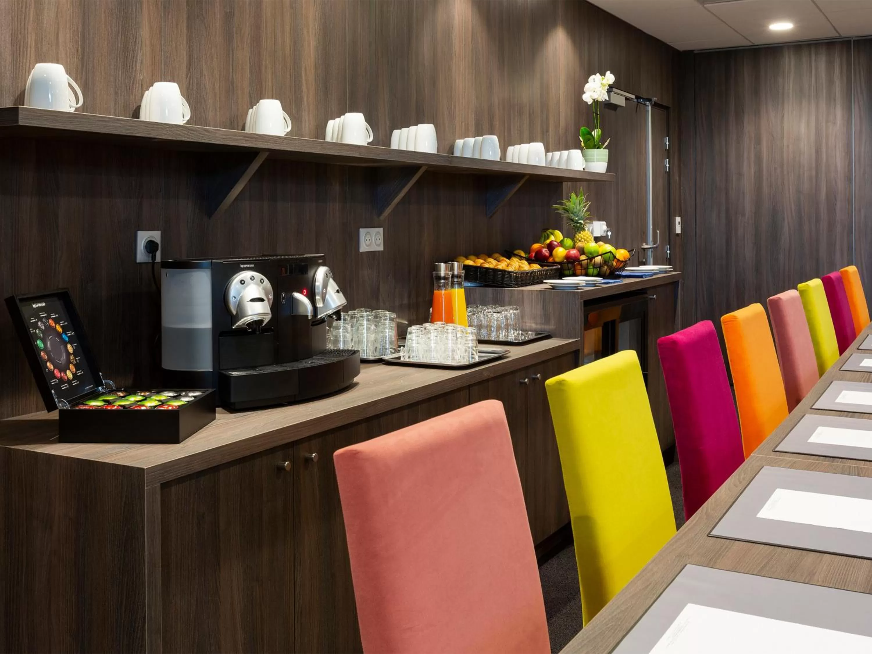 Coffee/tea facilities in Hôtel Roi Soleil Prestige Plaisir - St Quentin
