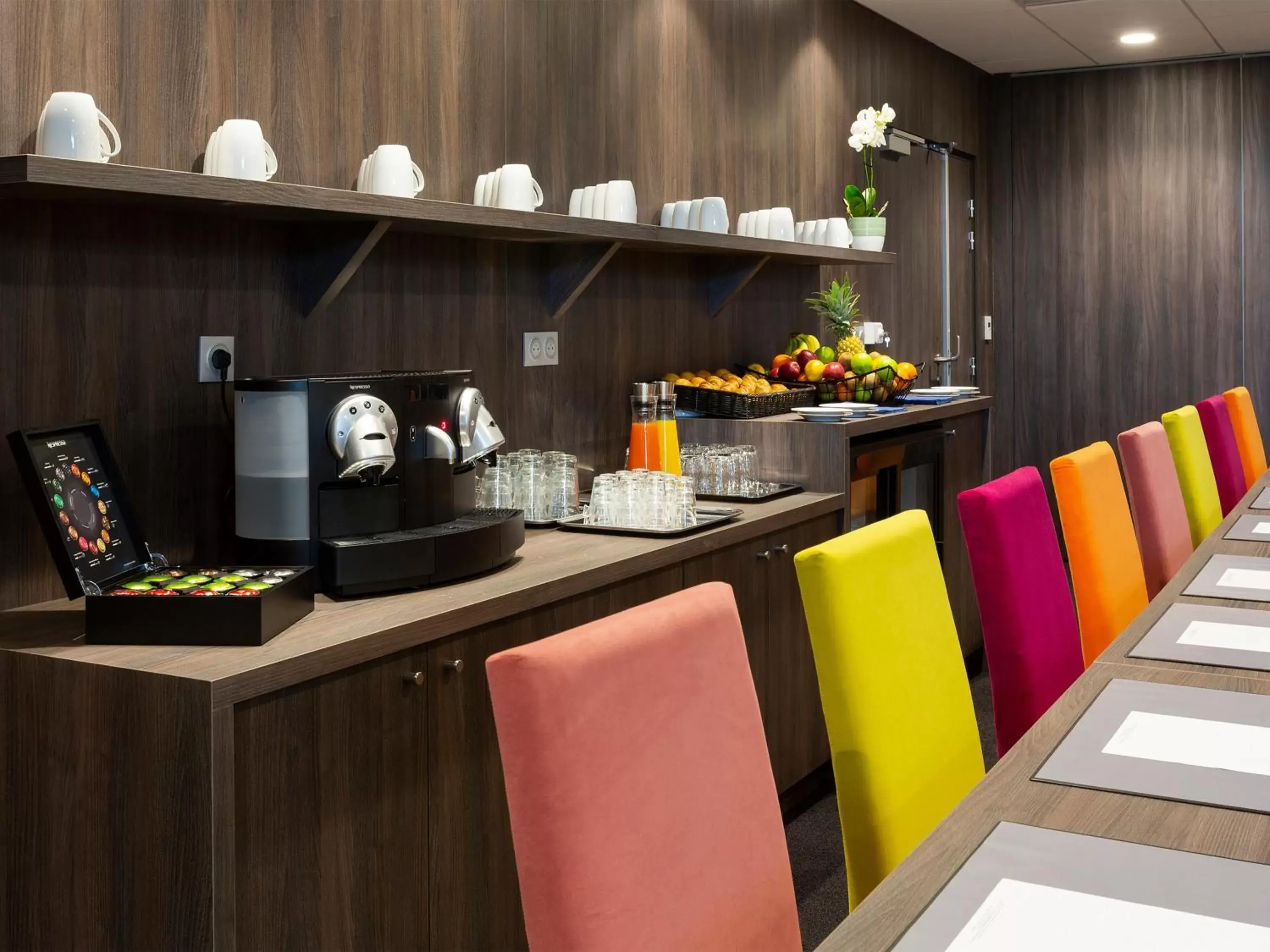 Coffee/tea facilities, Kitchen/Kitchenette in Hôtel Roi Soleil Prestige Plaisir