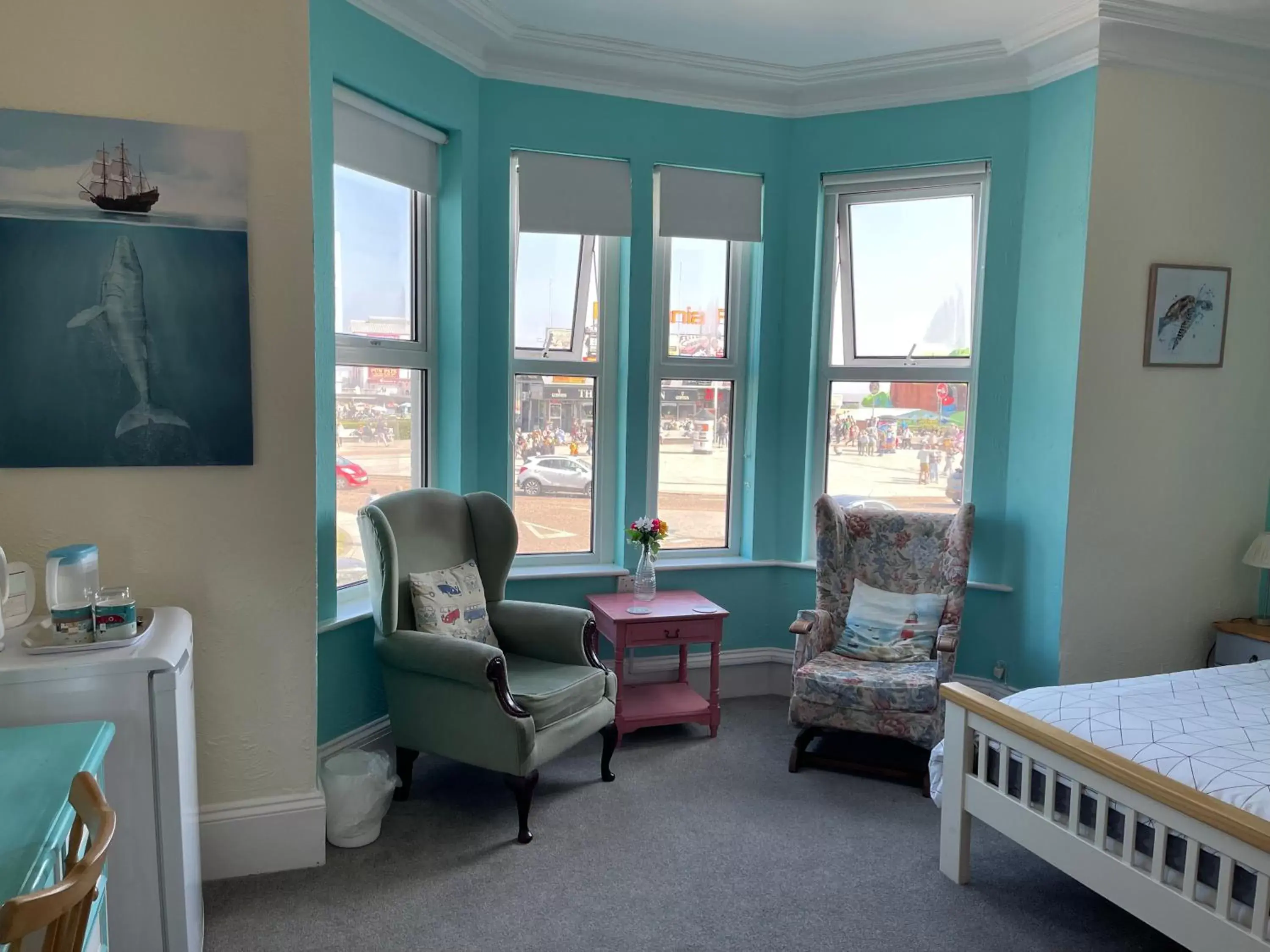 Bedroom, Seating Area in Henrys on the Prom