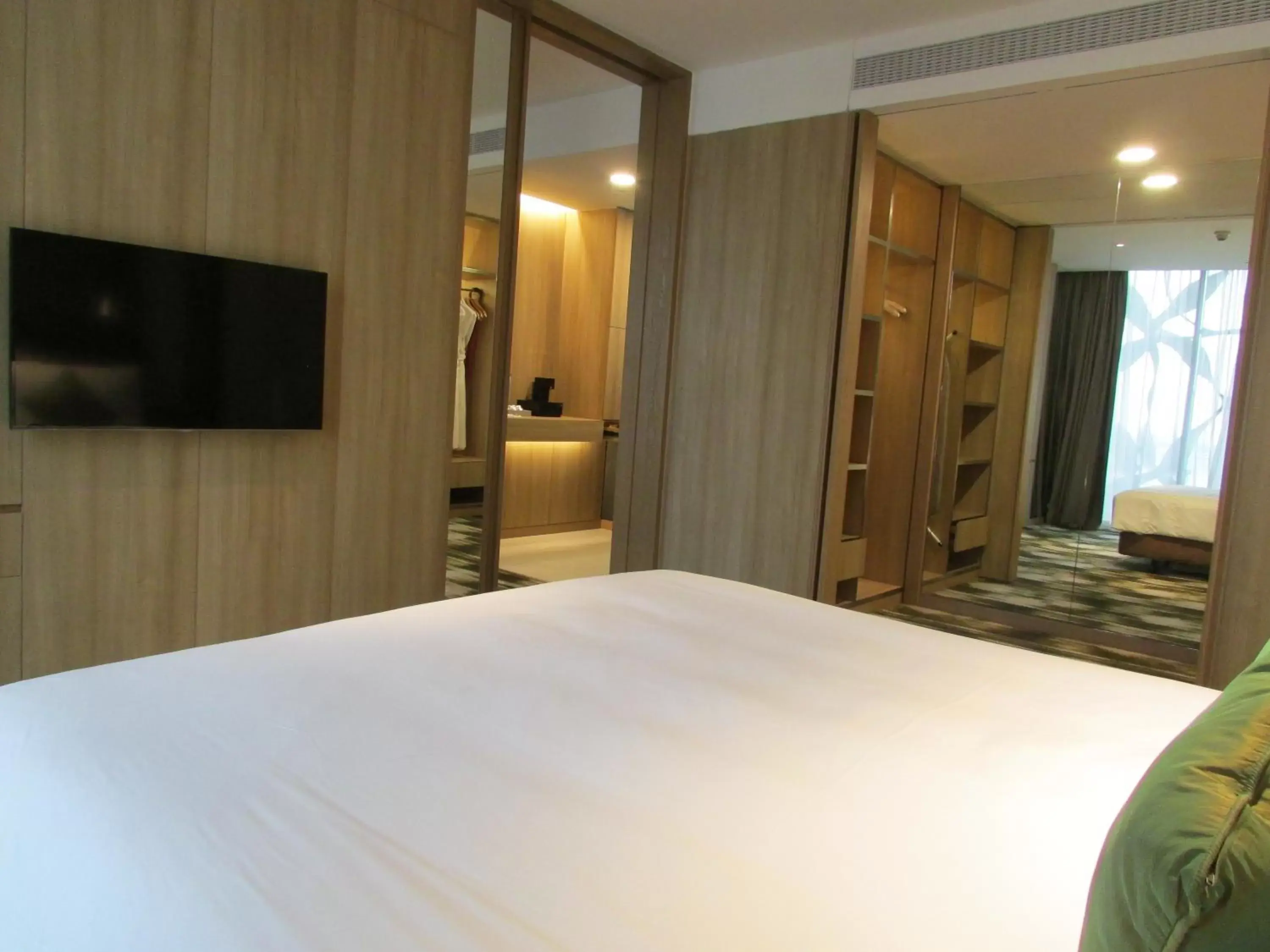 Bedroom, Bed in Crowne Plaza Changi Airport, an IHG Hotel