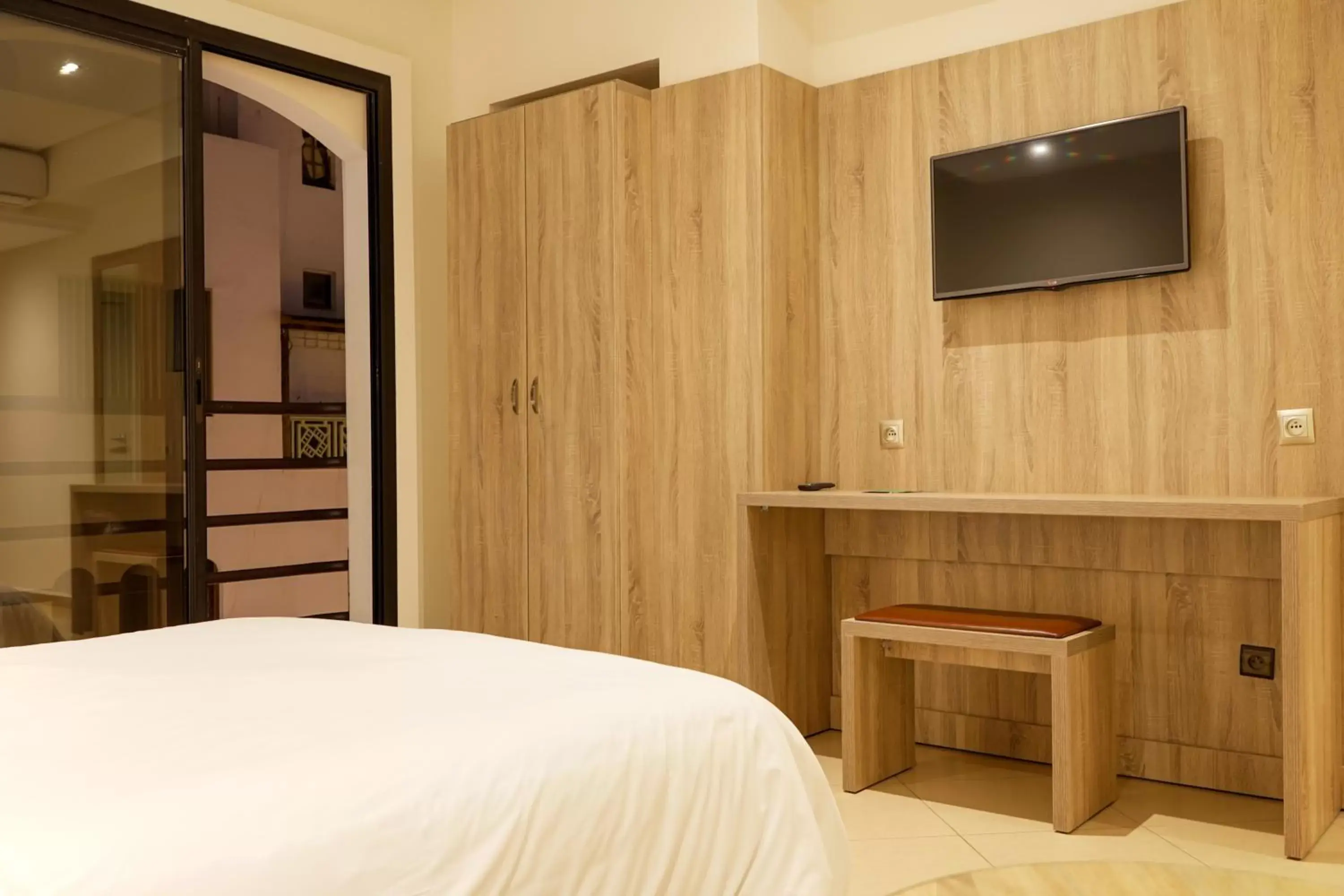 Bed, TV/Entertainment Center in Hotel El Djenina