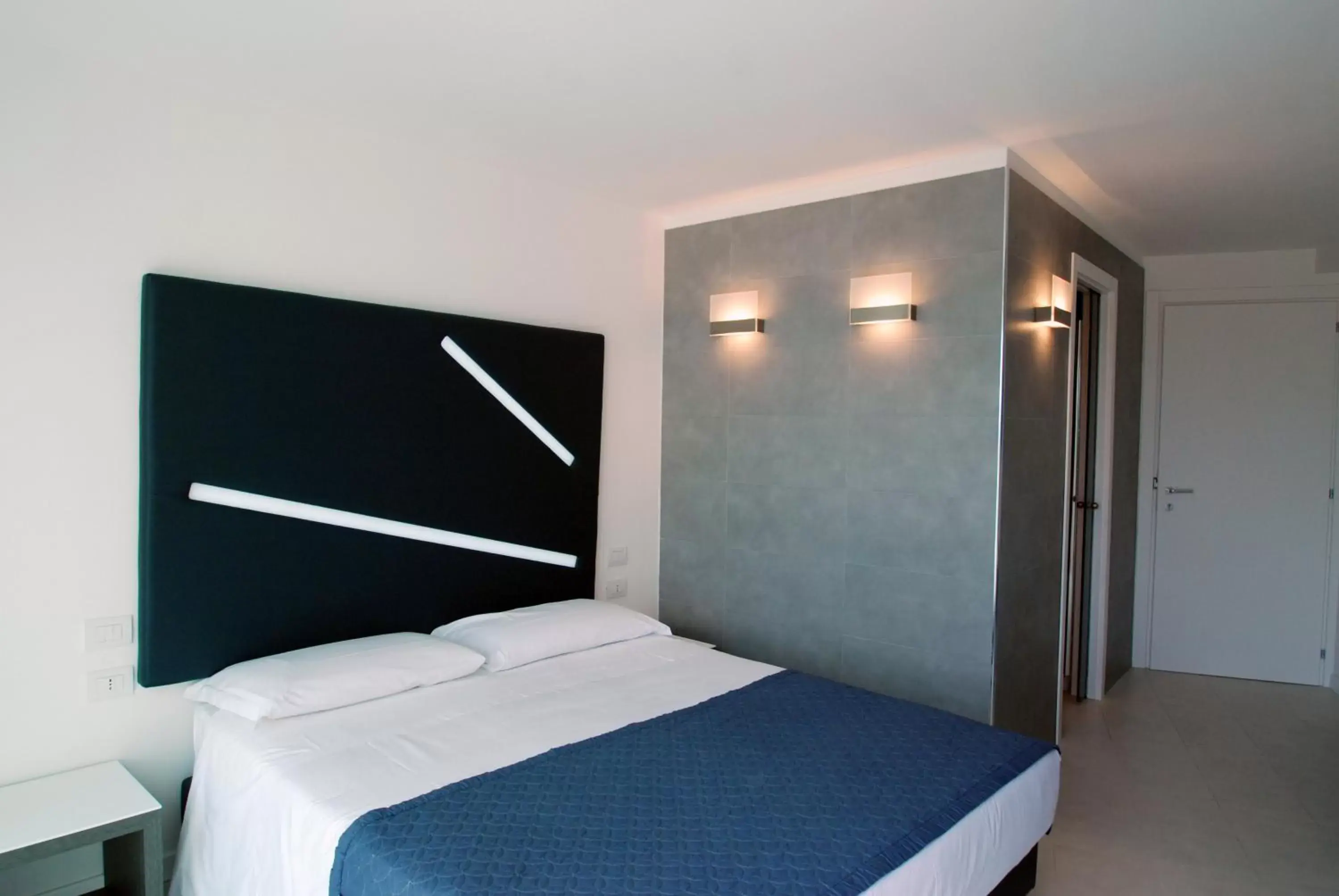 Photo of the whole room, Bed in Lungotevere Suite