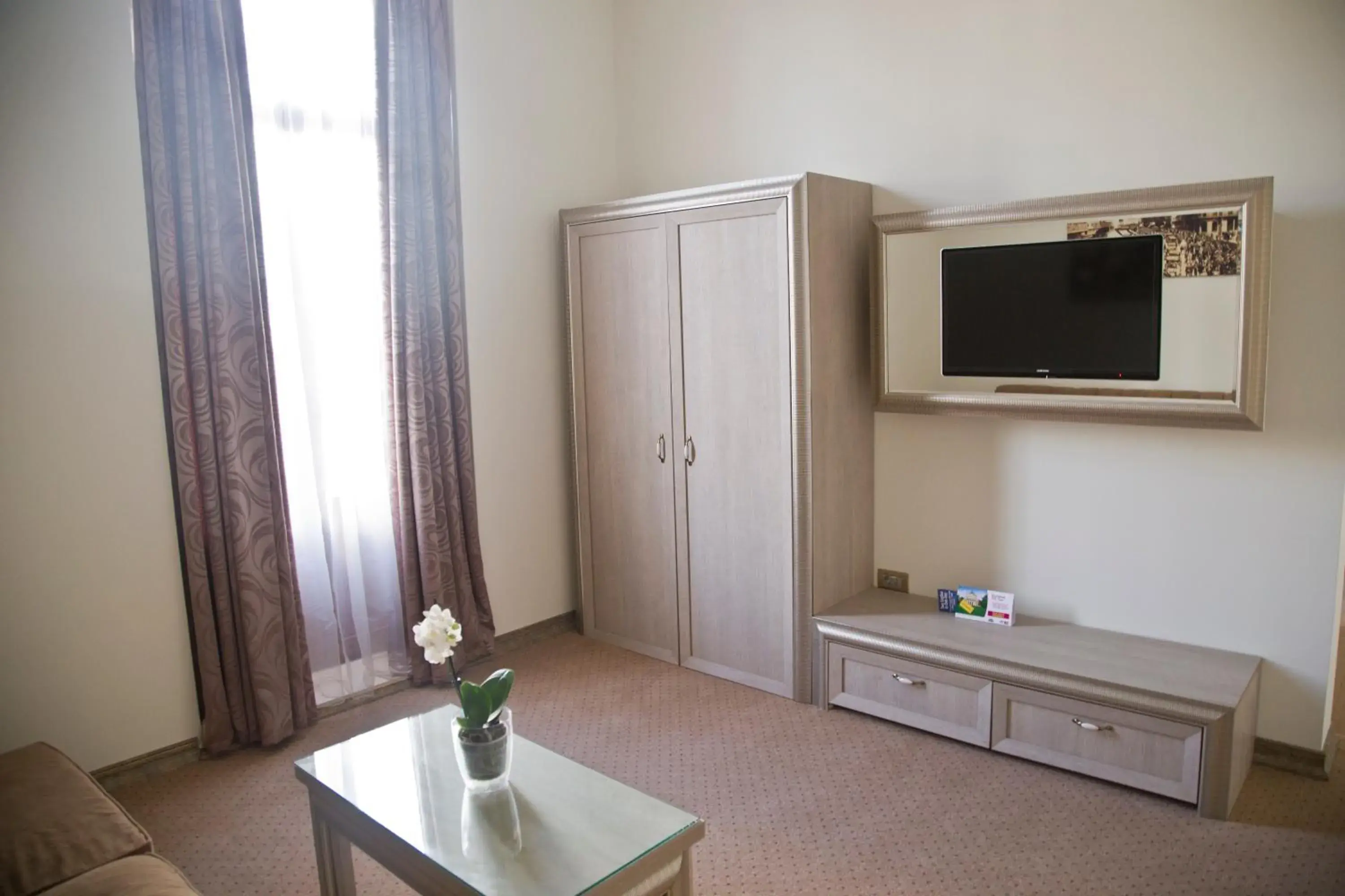 Day, TV/Entertainment Center in Euro Hotel Grivita