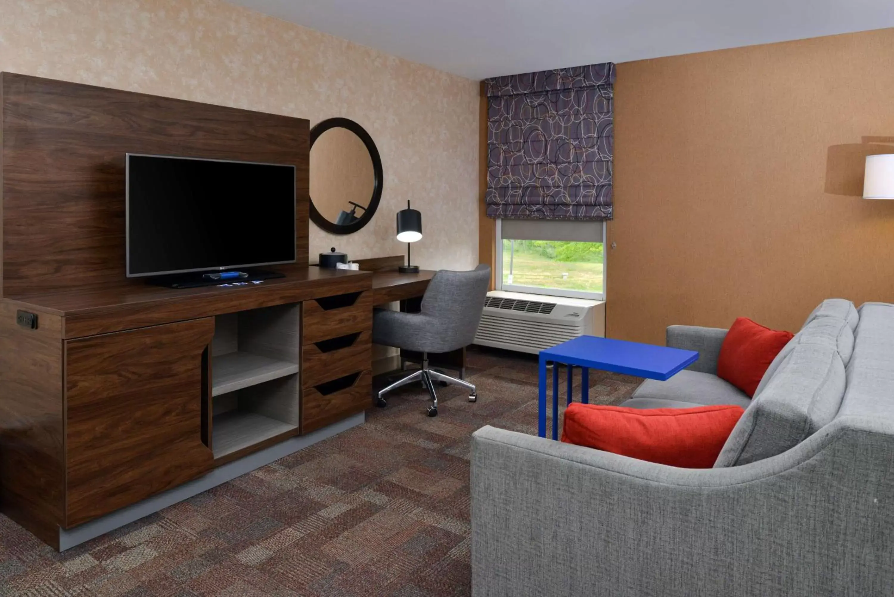 Bedroom, TV/Entertainment Center in Hampton Inn Wytheville