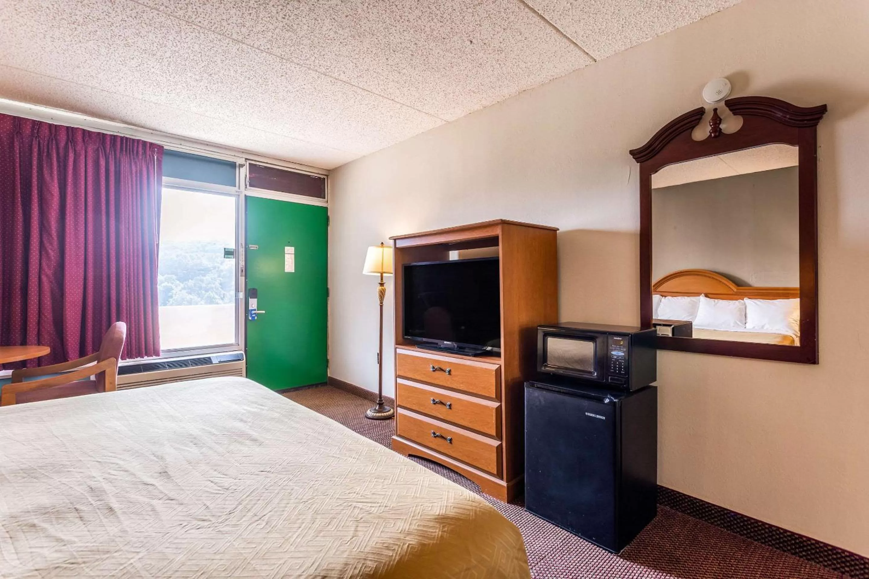 Photo of the whole room, TV/Entertainment Center in Rodeway Inn Renfro Valley