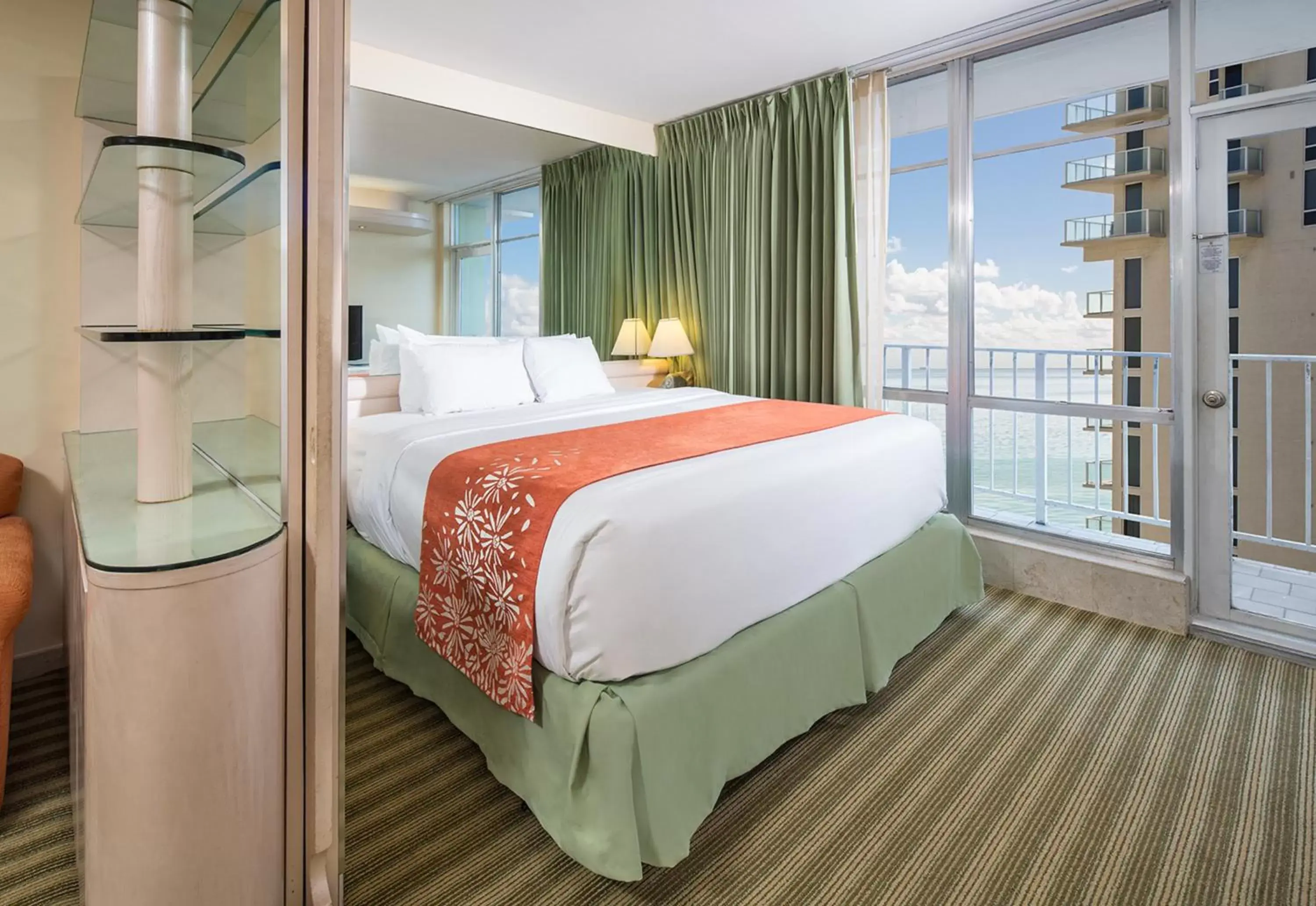 Bed in Newport Beachside Hotel & Resort