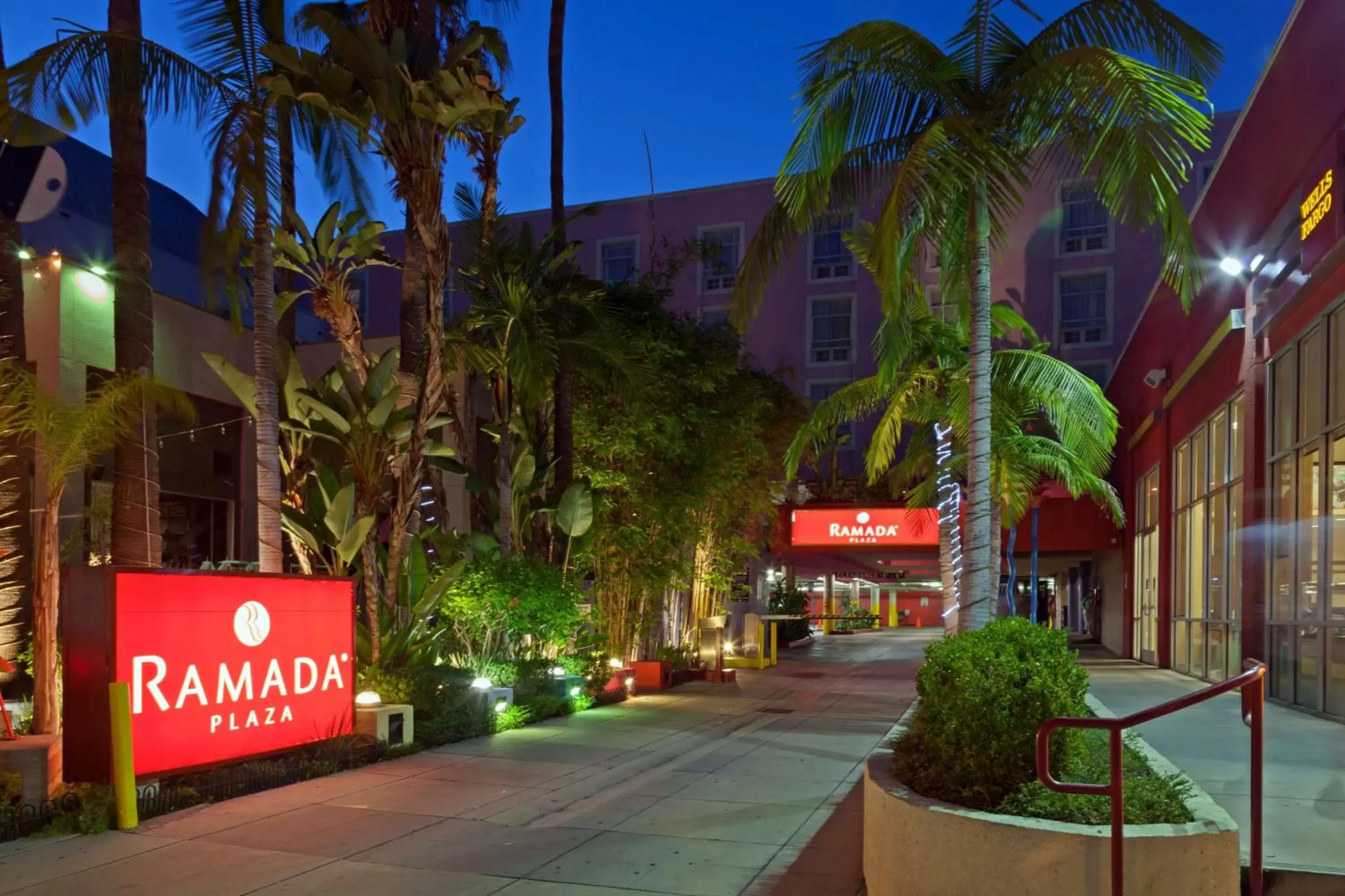 Property building, Facade/Entrance in Ramada Plaza by Wyndham West Hollywood Hotel & Suites