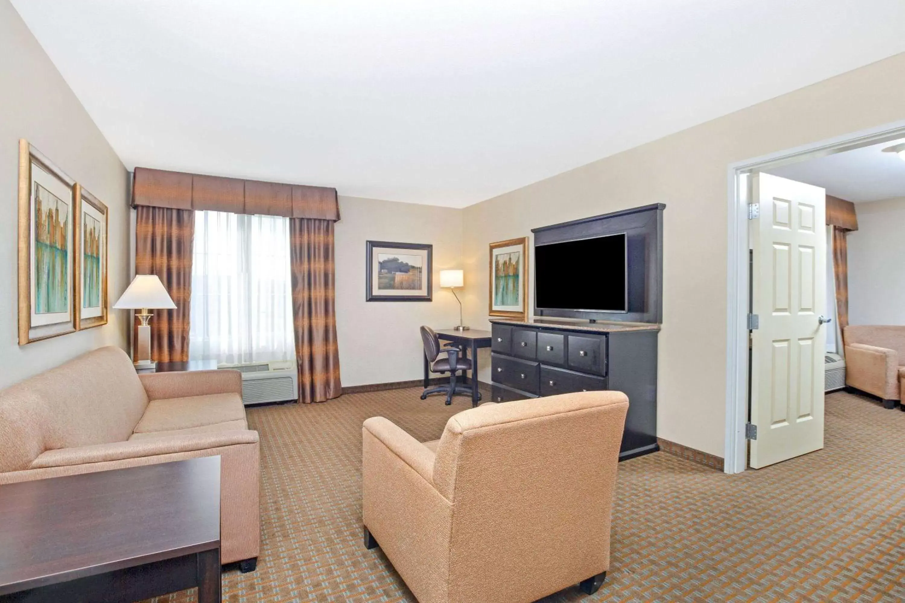 Photo of the whole room, Seating Area in La Quinta by Wyndham Paso Robles
