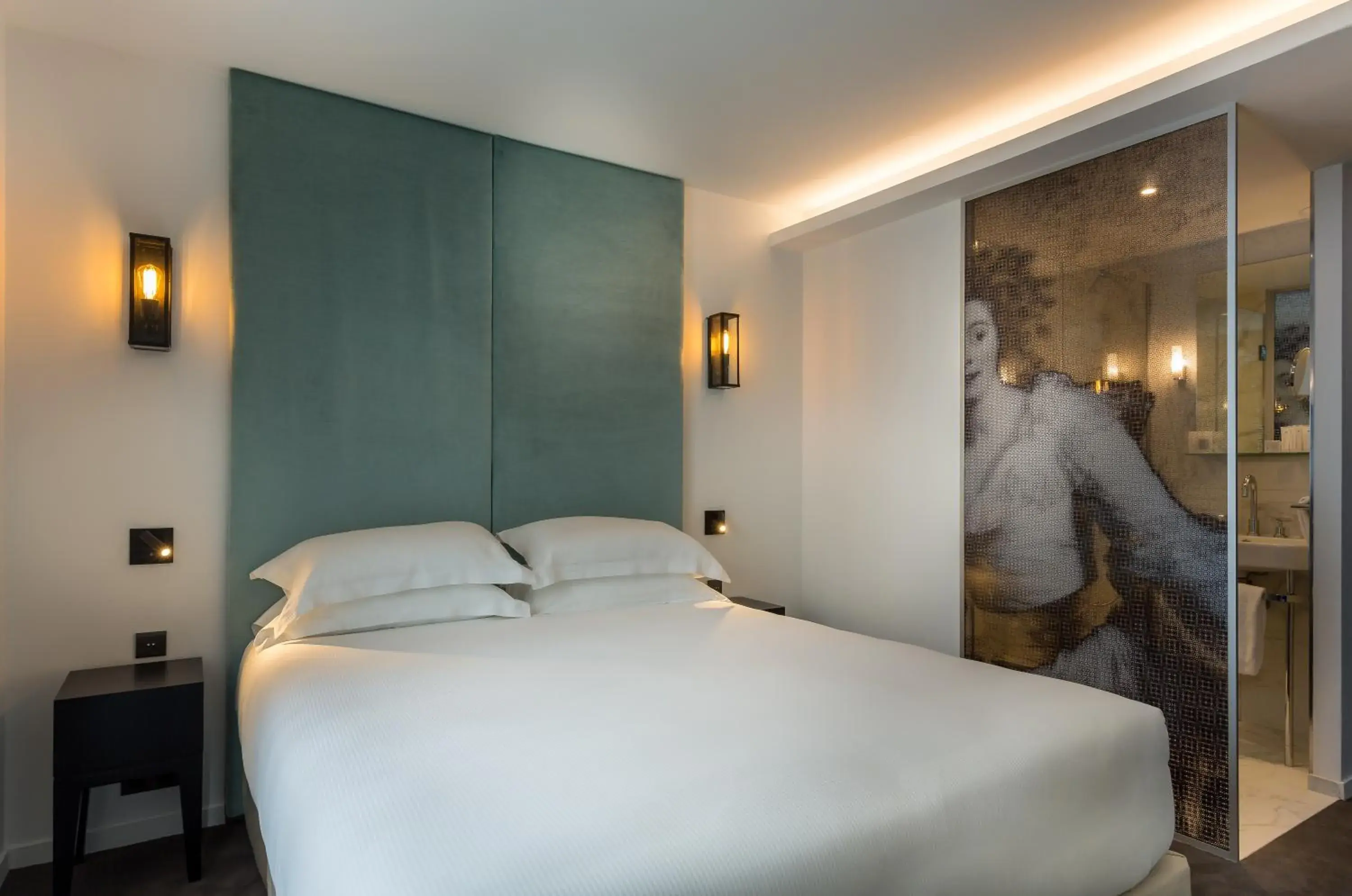 Bed in Hotel La Comtesse