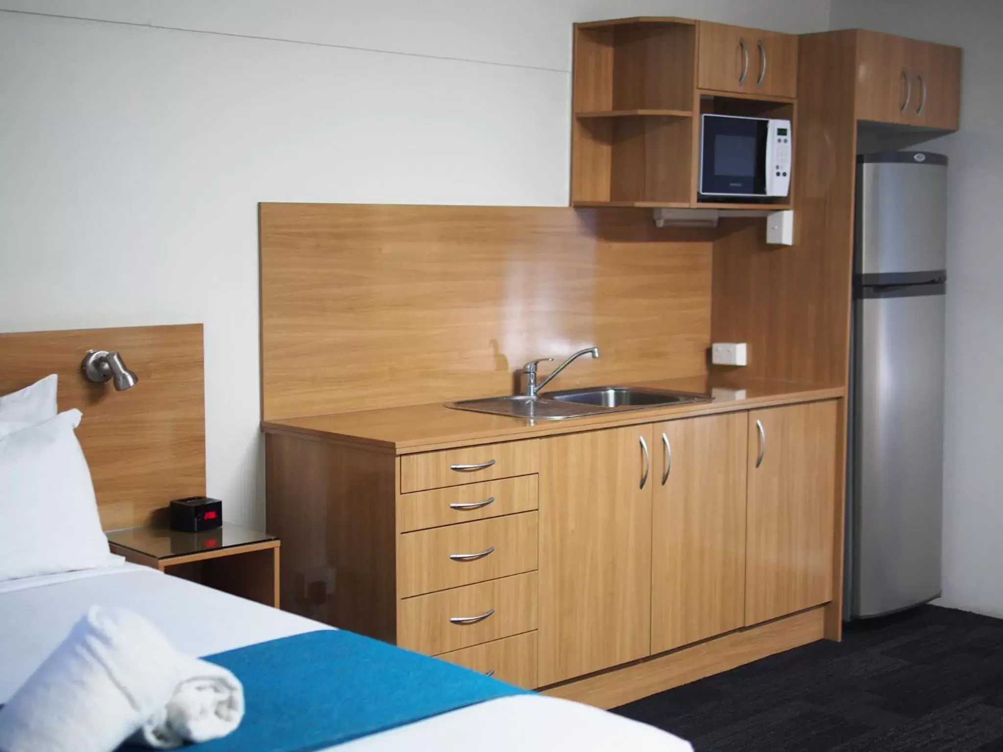 Kitchen or kitchenette, Kitchen/Kitchenette in Sunnybank Star Hotel