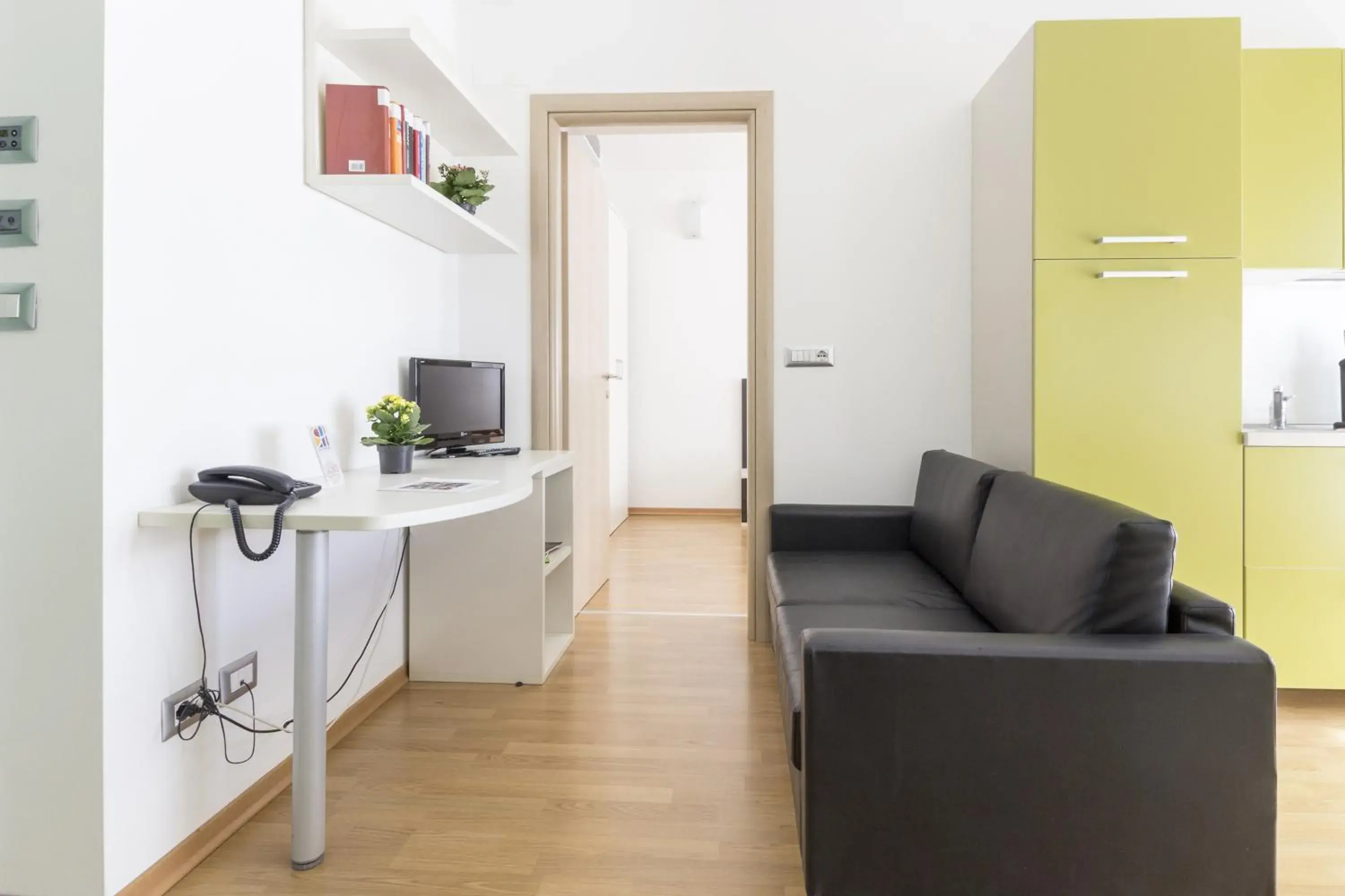 Photo of the whole room, Kitchen/Kitchenette in Hotel Sharing