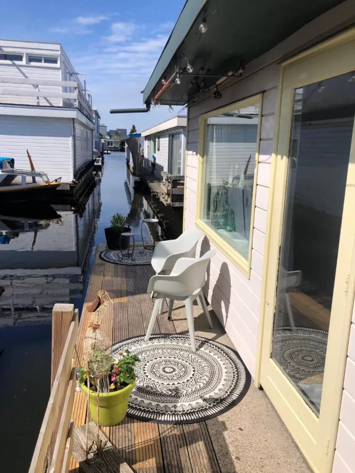 Patio in Houseboat apartment with water terrace, free parking, free bikes & fast wifi