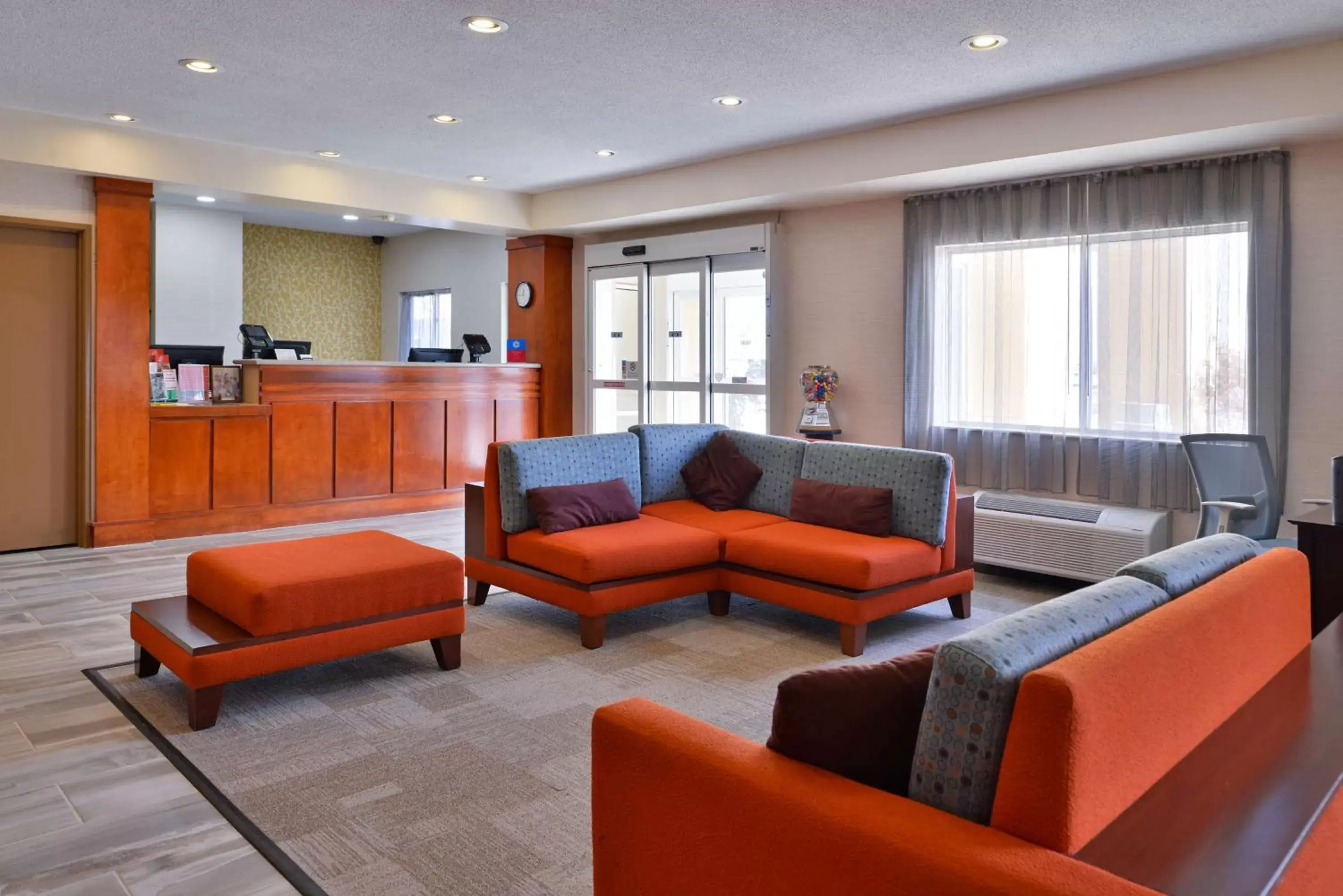 Lobby or reception, Seating Area in SureStay Plus Hotel by Best Western Ottumwa