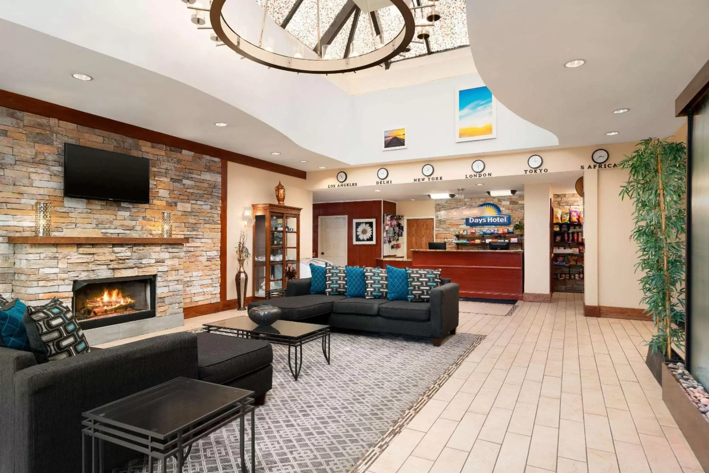 Lobby or reception, Seating Area in Days Hotel by Wyndham Allentown Airport / Lehigh Valley