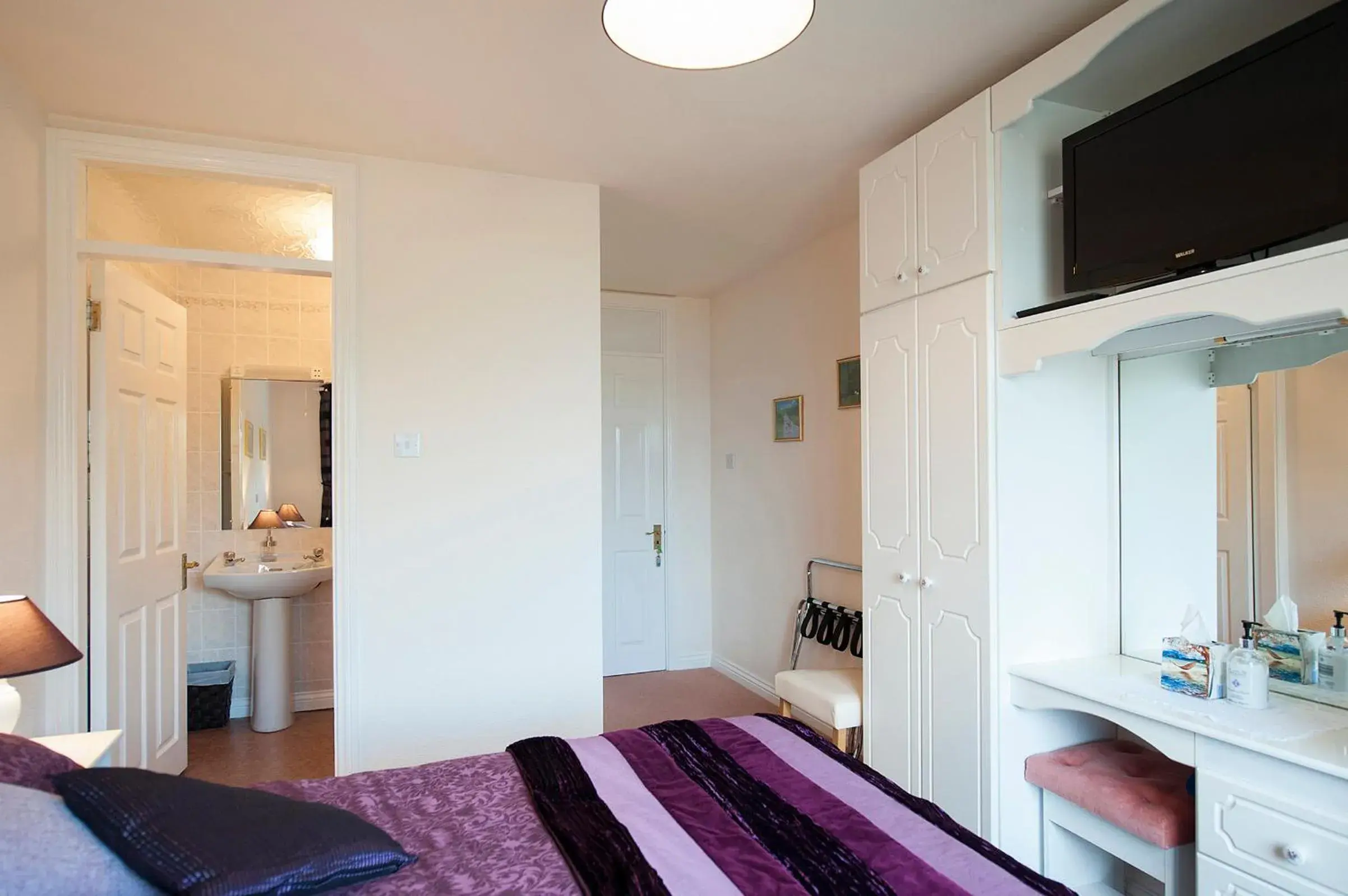 Shower, Bed in The Waterfront House Country Home