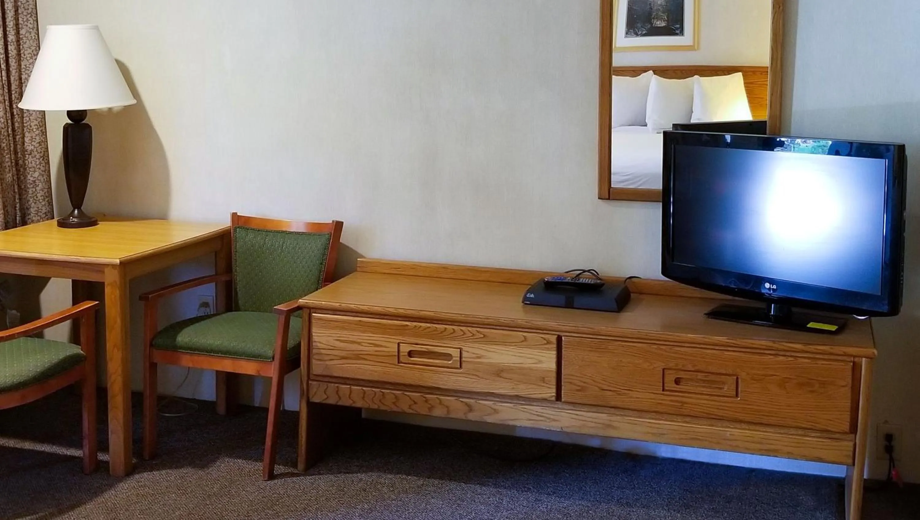 TV and multimedia in Magnuson Hotel Ely