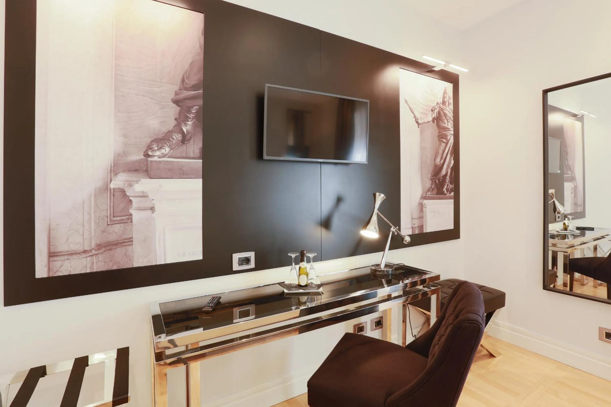 Bedroom in Floris Hotel