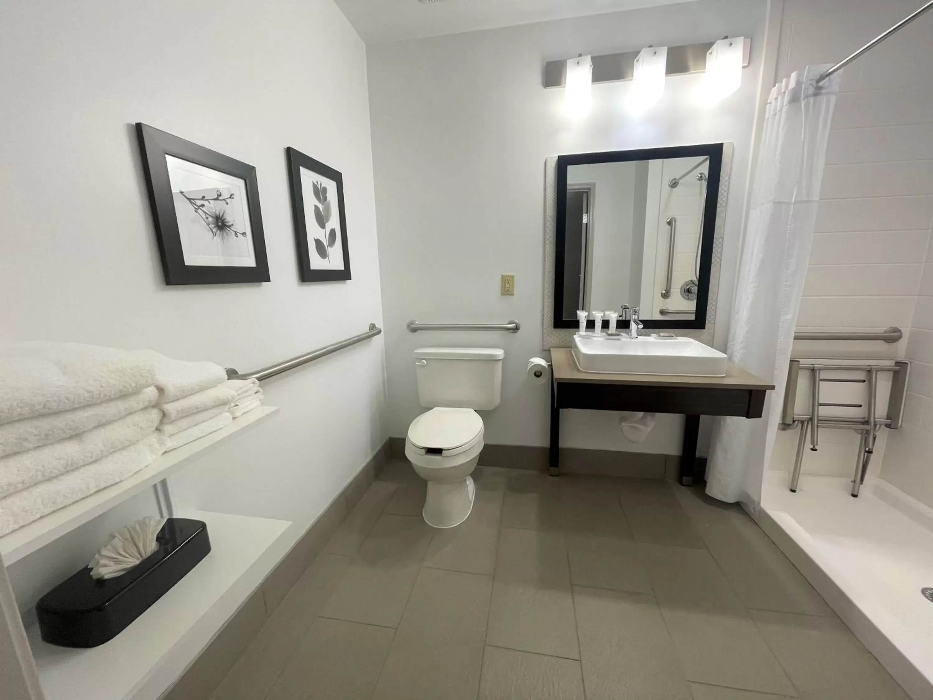 Bathroom in Country Inn & Suites by Radisson, Stone Mountain, GA