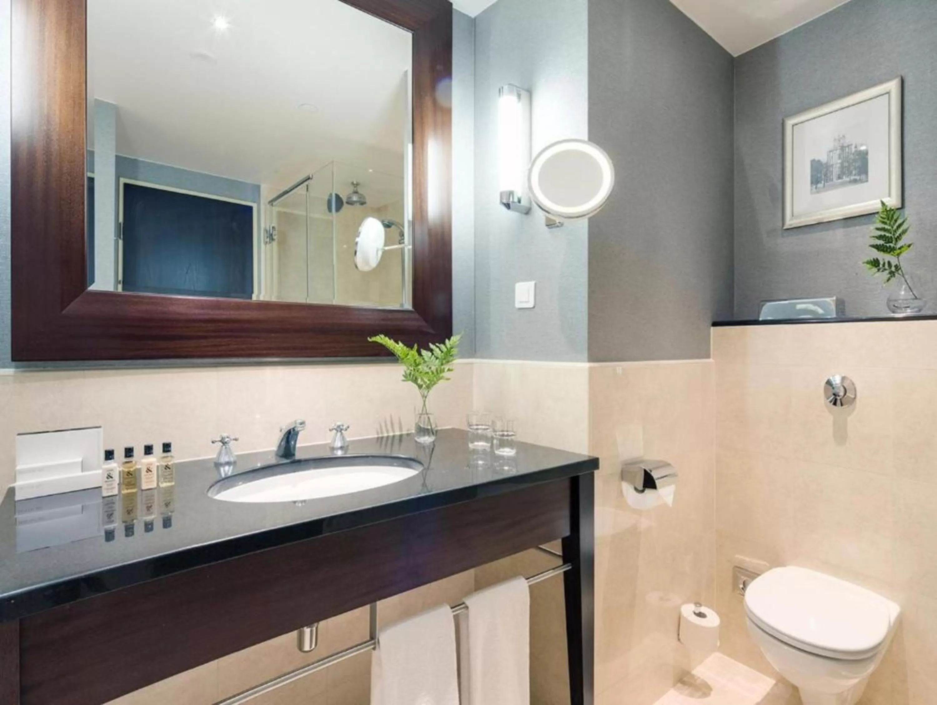 Photo of the whole room in InterContinental Warszawa by IHG