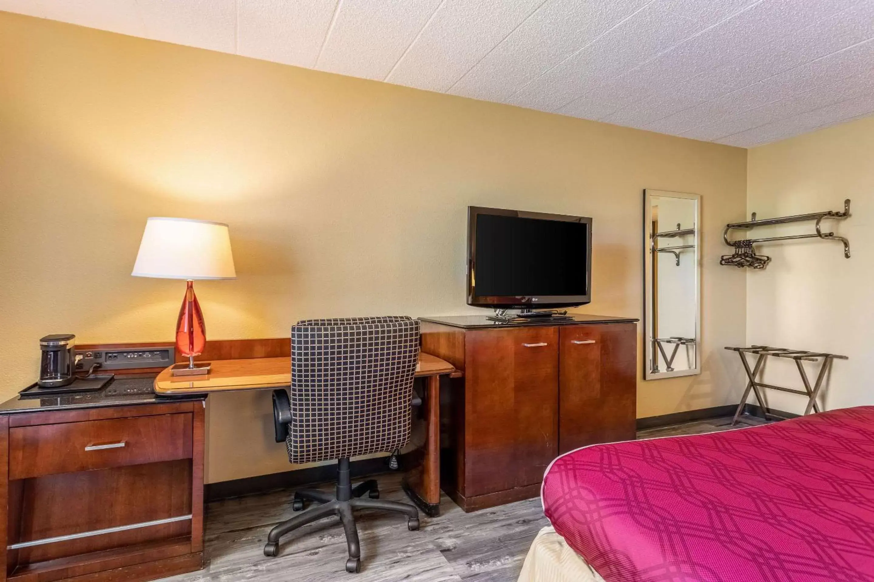 Photo of the whole room, TV/Entertainment Center in Econo Lodge Fredonia