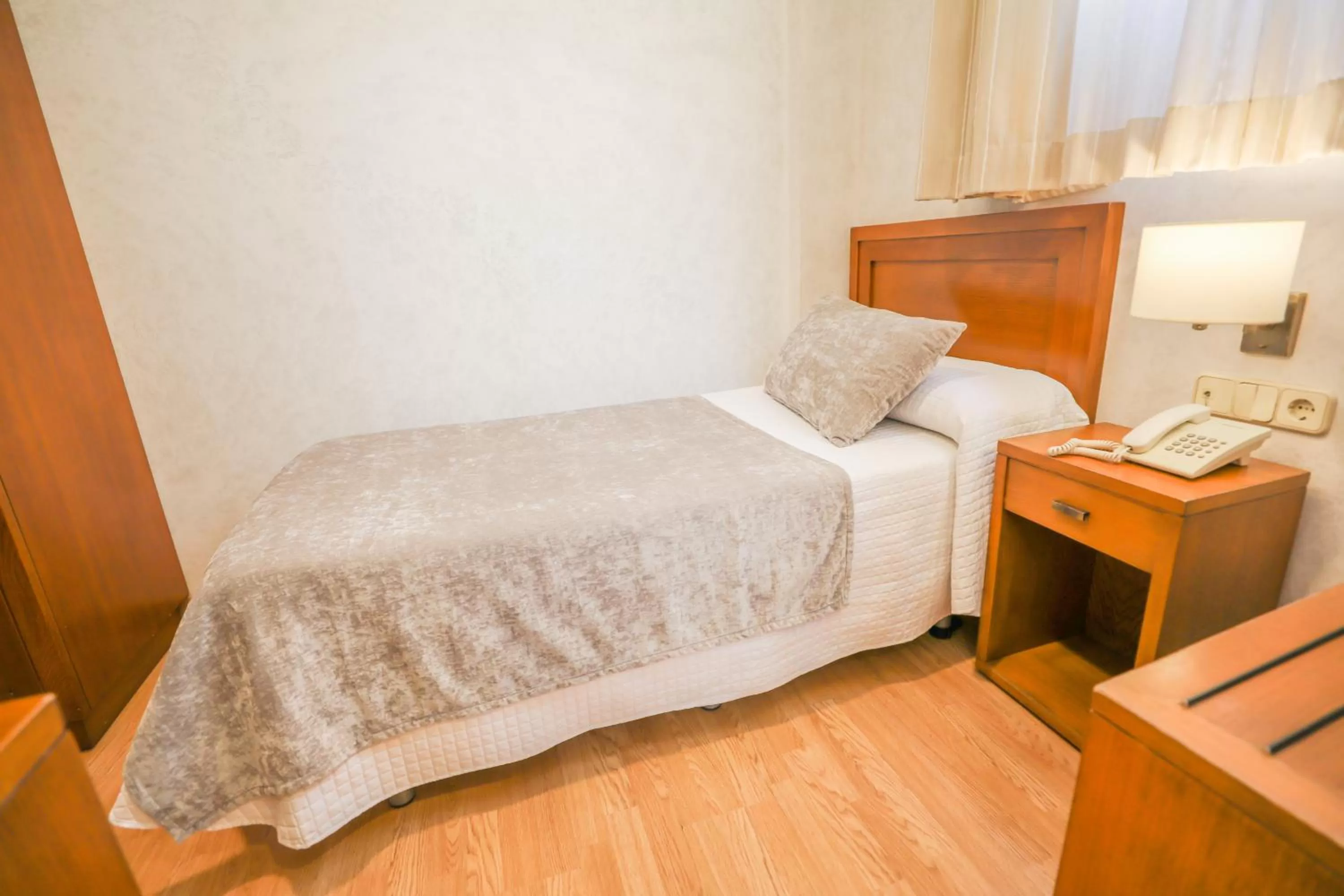 Bed in Hotel Granada Centro