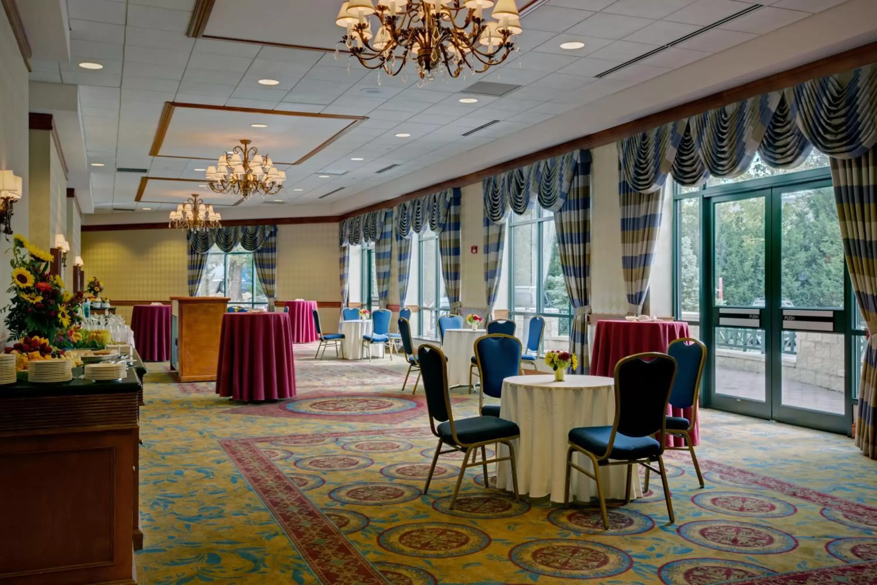 Meeting/conference room, Restaurant/Places to Eat in Crowne Plaza Hotel Philadelphia - King of Prussia, an IHG Hotel
