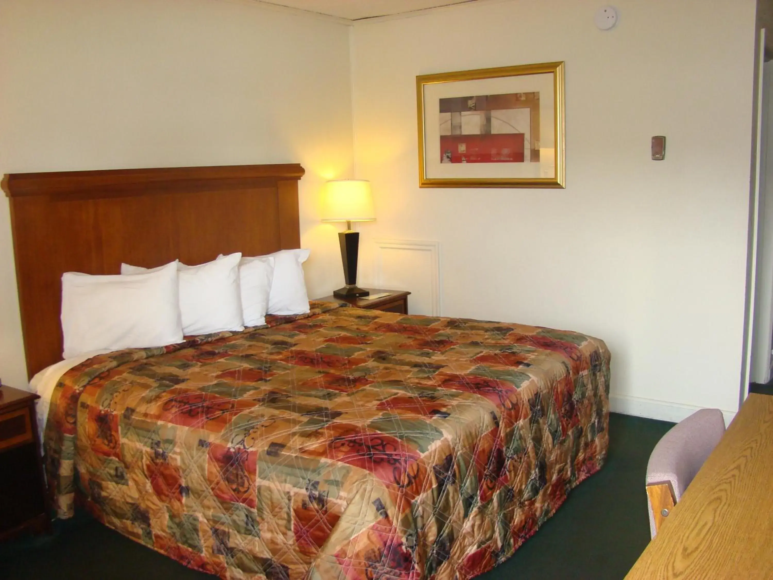 Photo of the whole room, Bed in Aderi Hotel Near Bucknell University