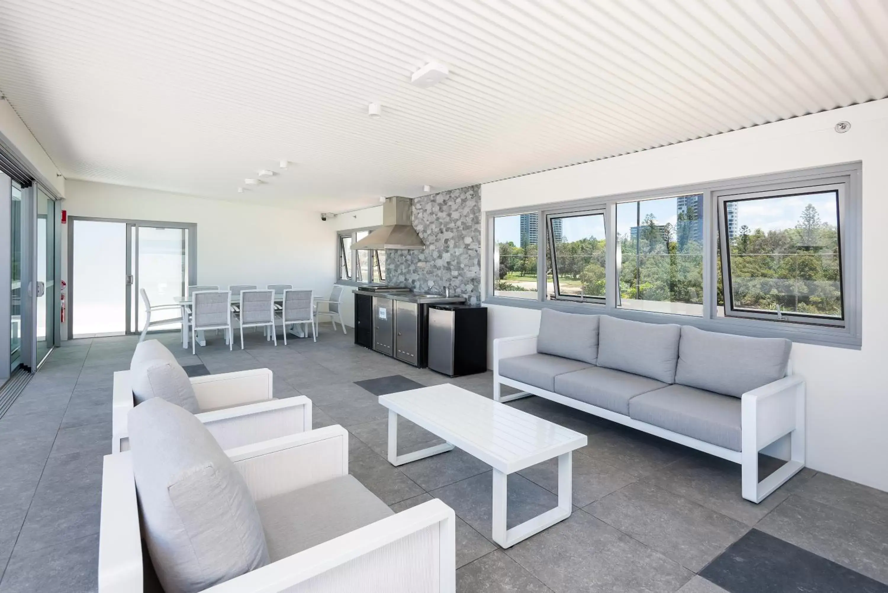 BBQ facilities, Seating Area in The Waterford on Main Beach