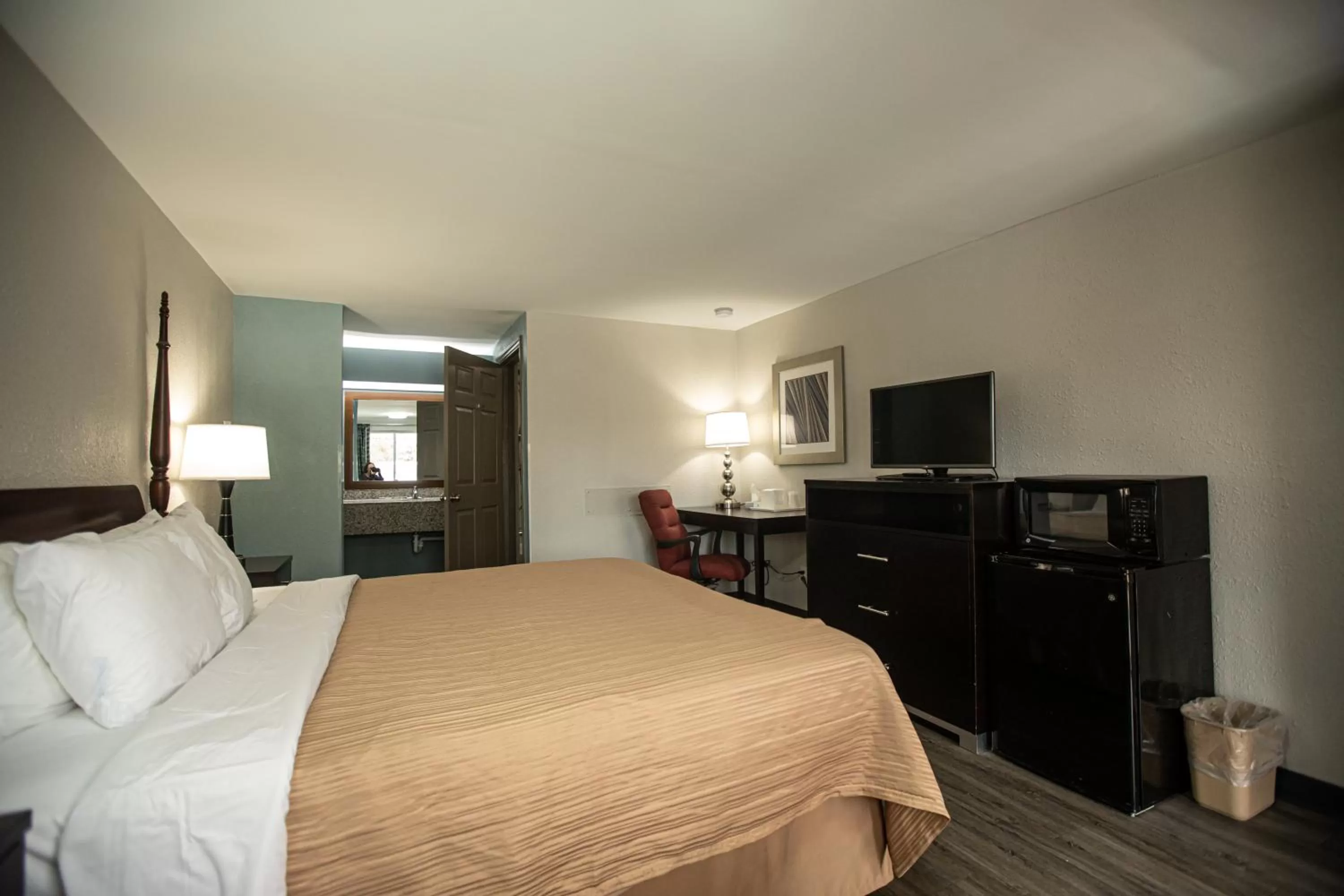 Photo of the whole room, Bed in Knights Inn Mount Airy