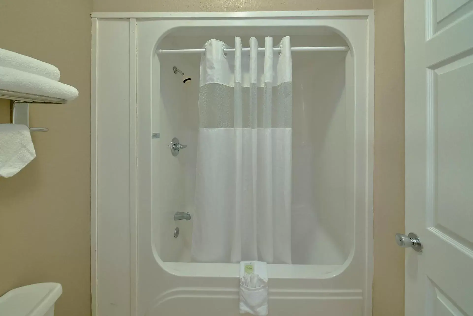 Shower, Bathroom in Sidney James Mountain Lodge