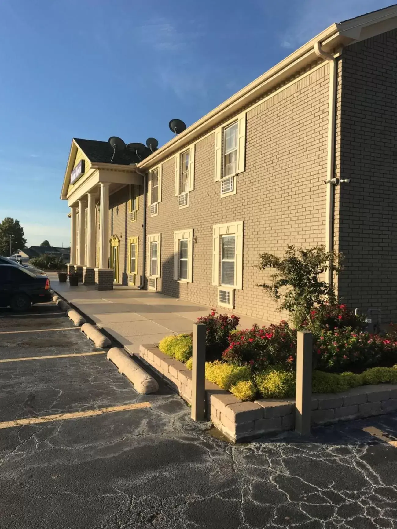 Property Building in Hometown Inn & Suites