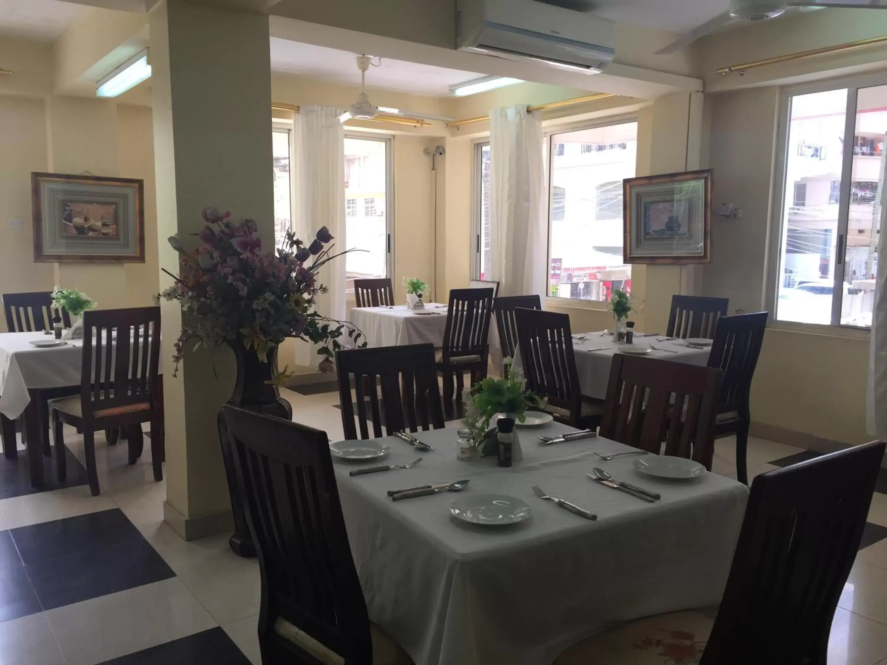 Restaurant/Places to Eat in Iris Hotel Dar Es Salaam