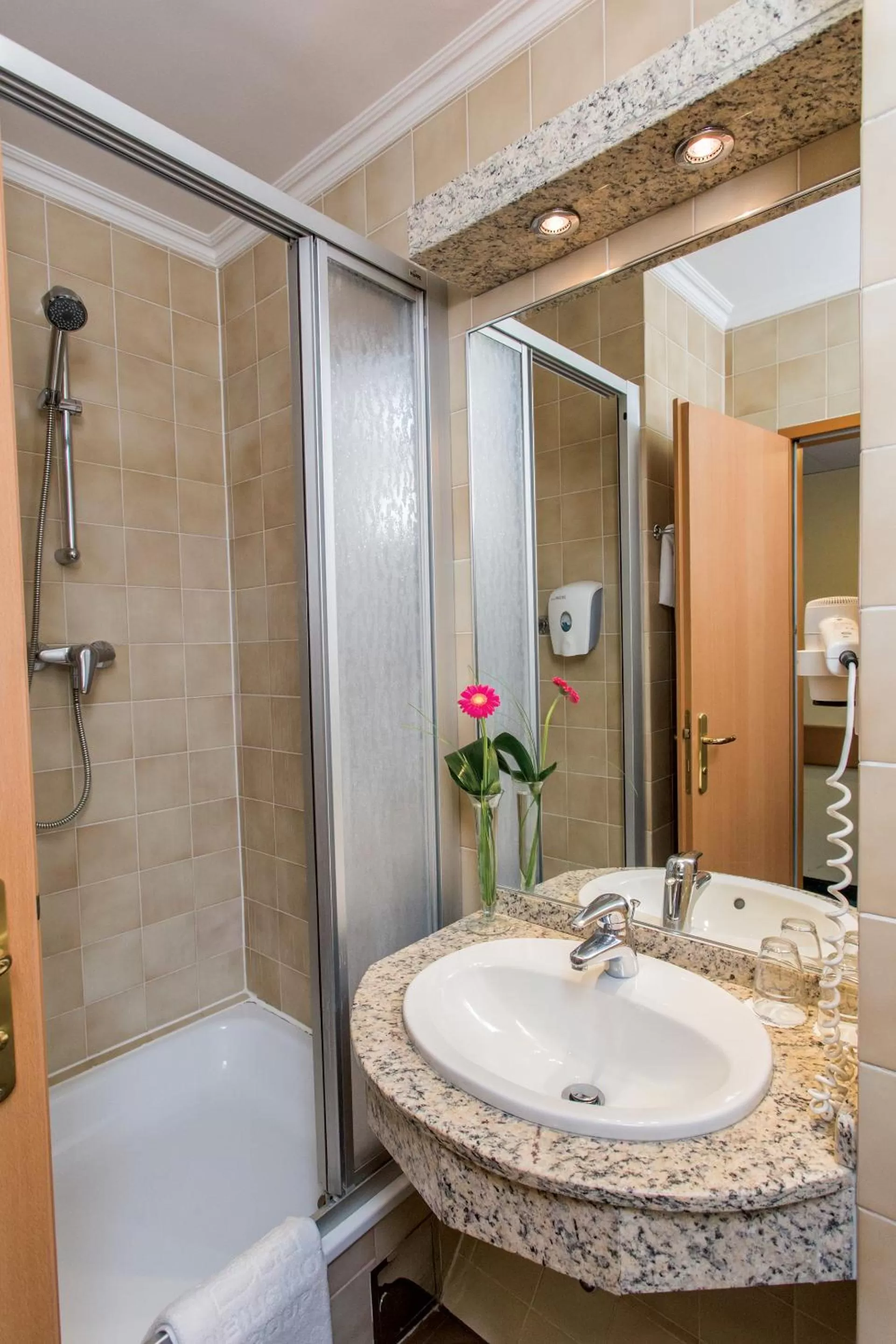 Shower in Danubius Hotel Erzsébet City Center
