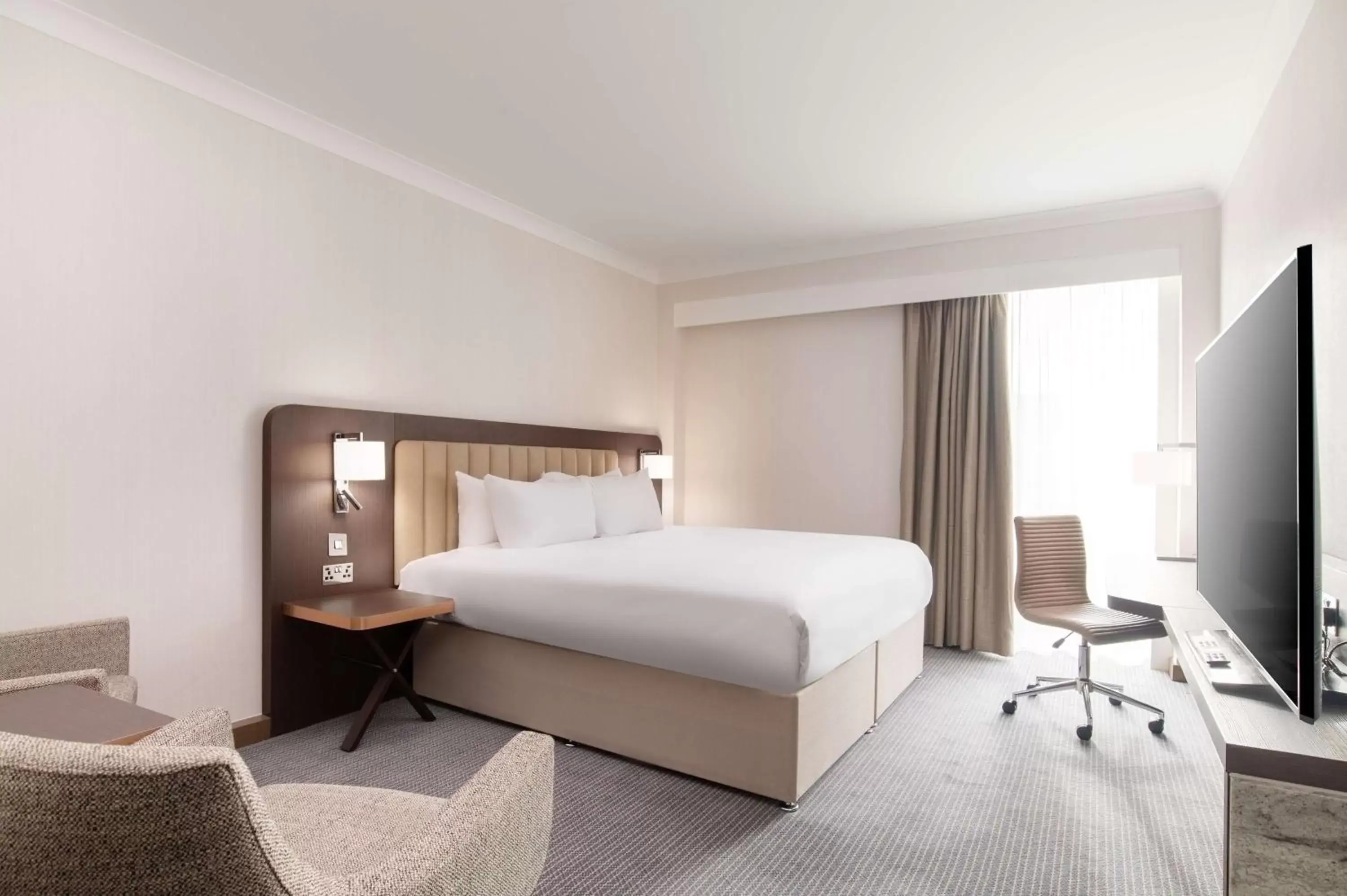 Bedroom, Bed in Hilton London Gatwick Airport