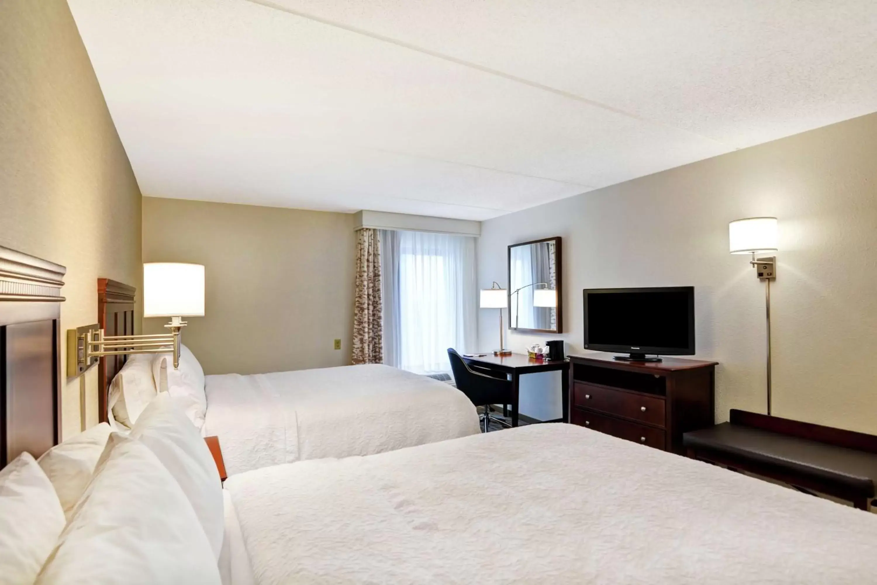 Bedroom, TV/Entertainment Center in Hampton Inn Scranton at Montage Mountain